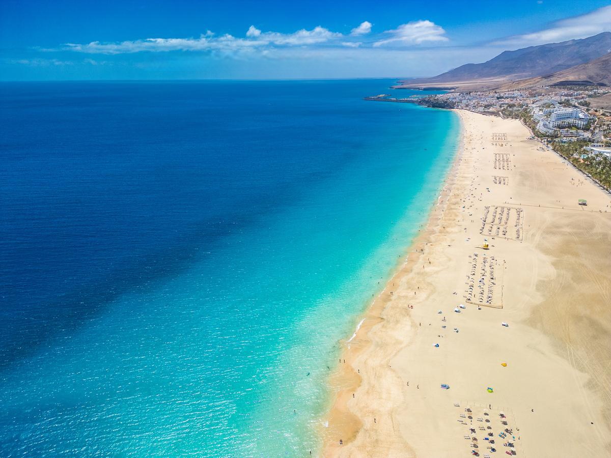 奥南海滩位于泰国甲米府西海岸,是通往奇幻岛屿的门户