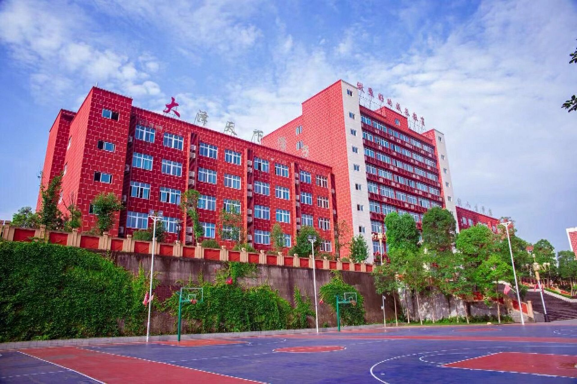 一起去荣昌大成中学实地考察吧 网络评价千千万,各个学校都有褒贬不一