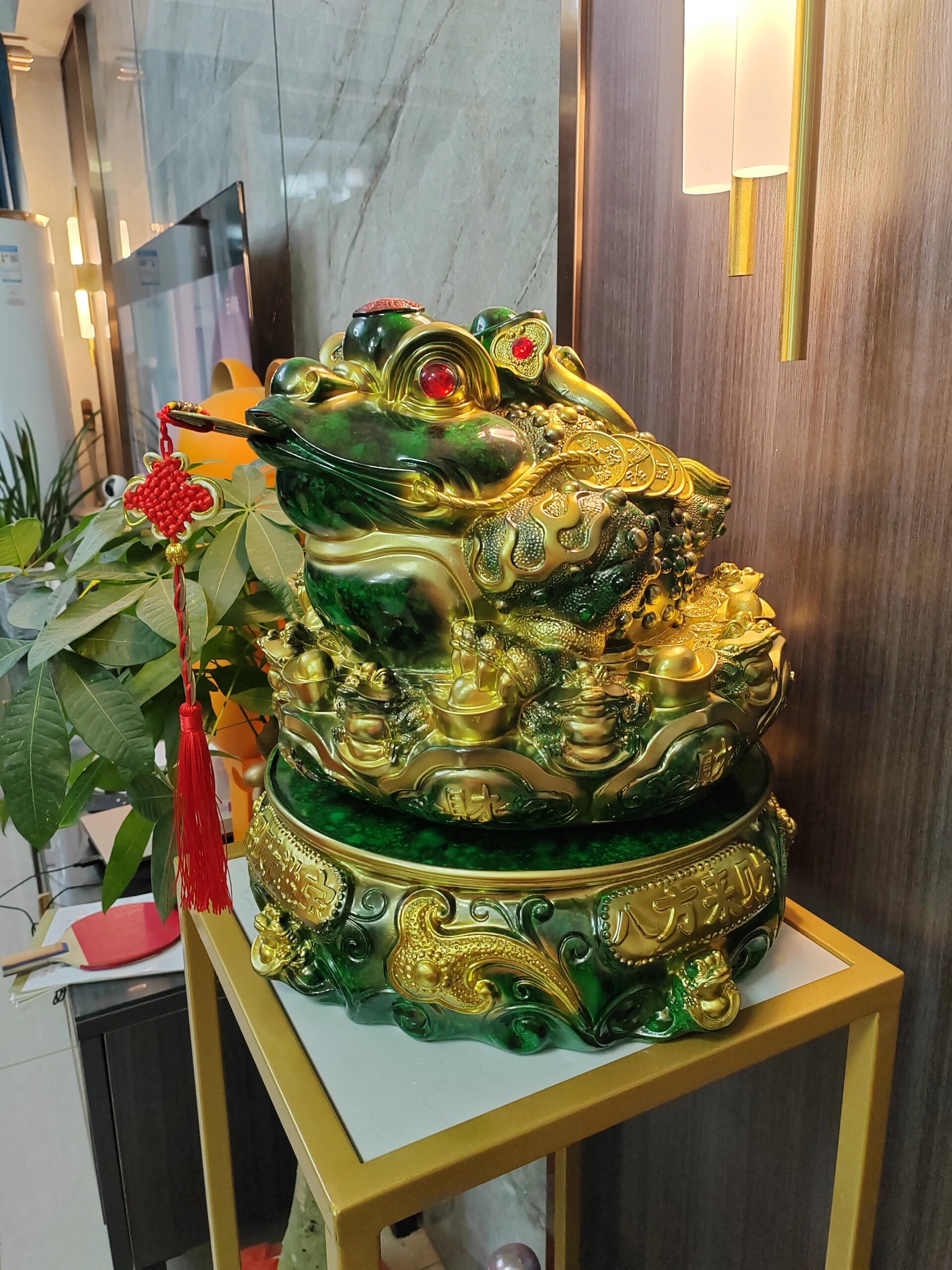 美观又大气,够面儿! 金蟾的摆放: 含铜钱的朝