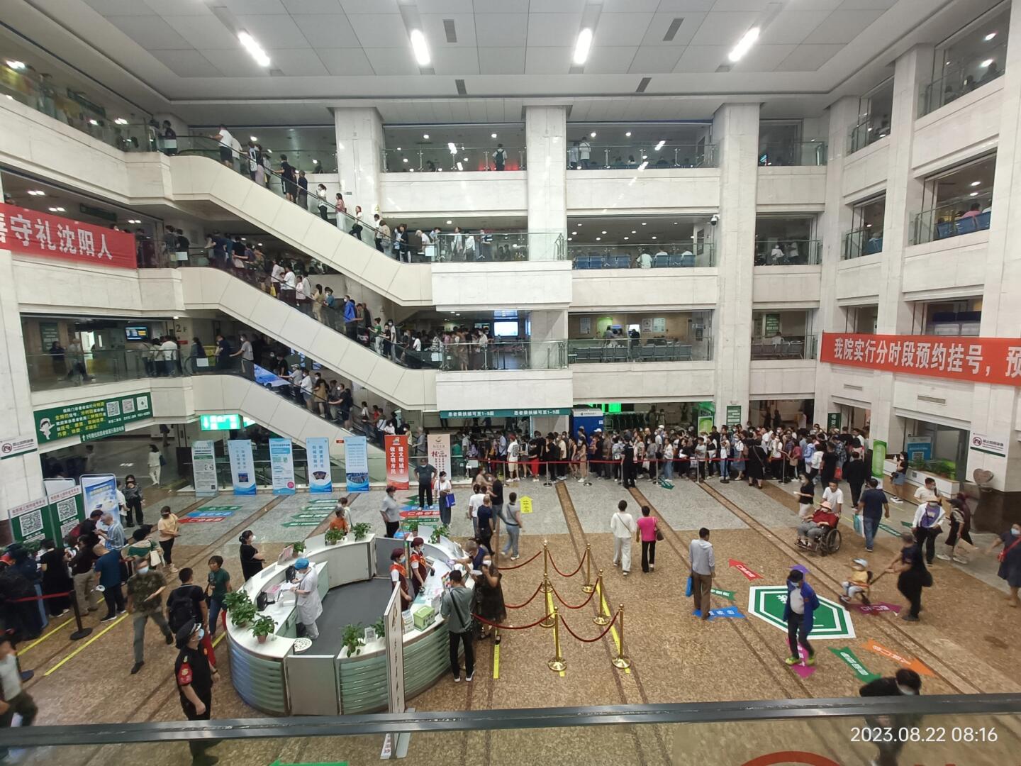 因为人多,所以在人多沈阳医大一院图片实拍沈阳医大一院照片沈阳医大