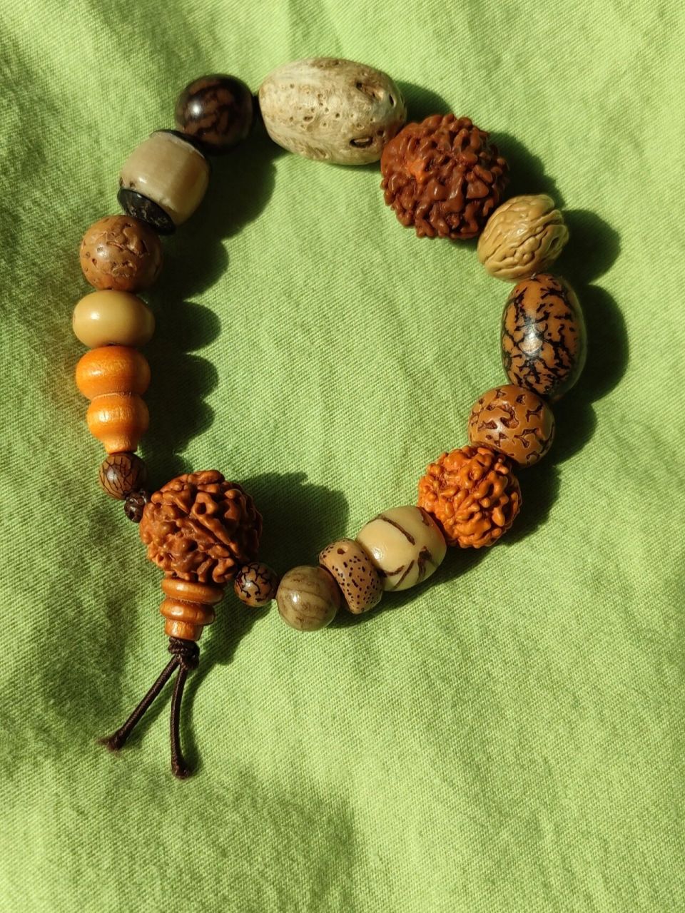 正因为如此,菩提子 菩提是佛教之物,寓意着吉祥,据说佛祖就是在菩提树