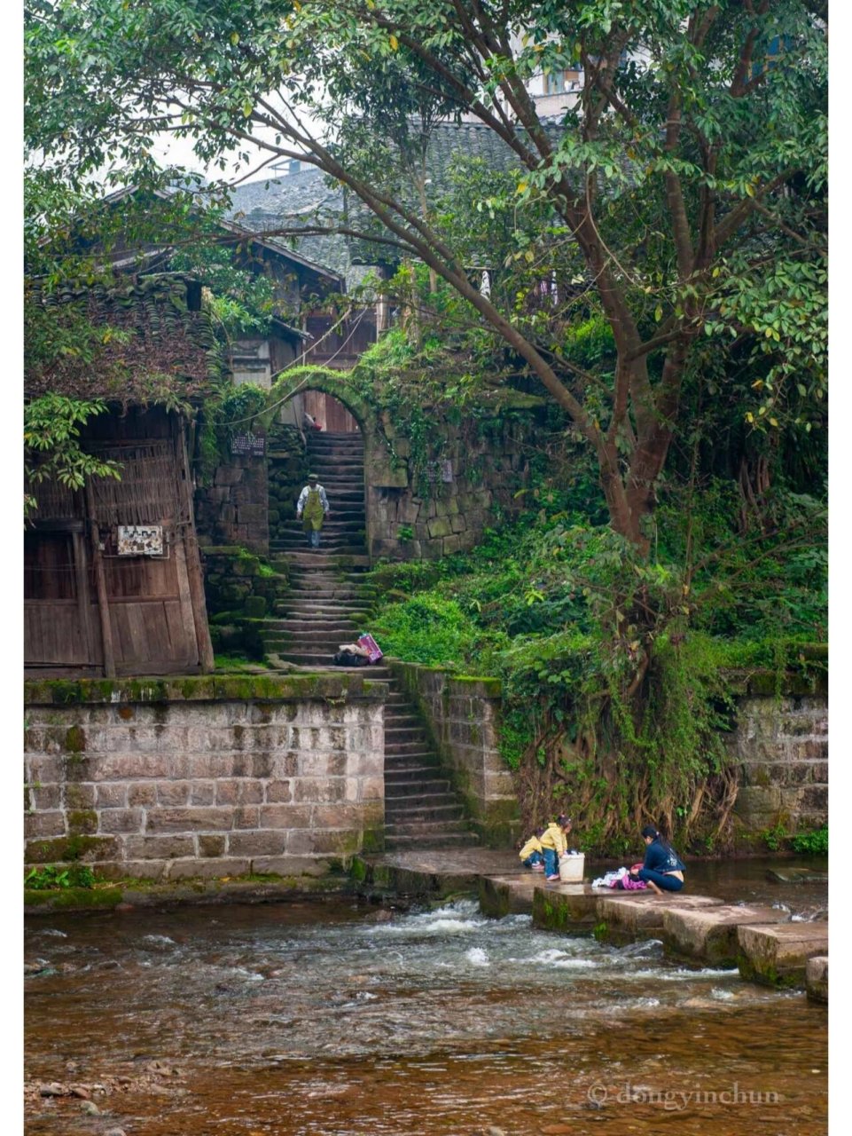 四川宜宾,龙华古镇(2011年) 龙华古镇位于宜宾市屏山县境内,因龙华寺