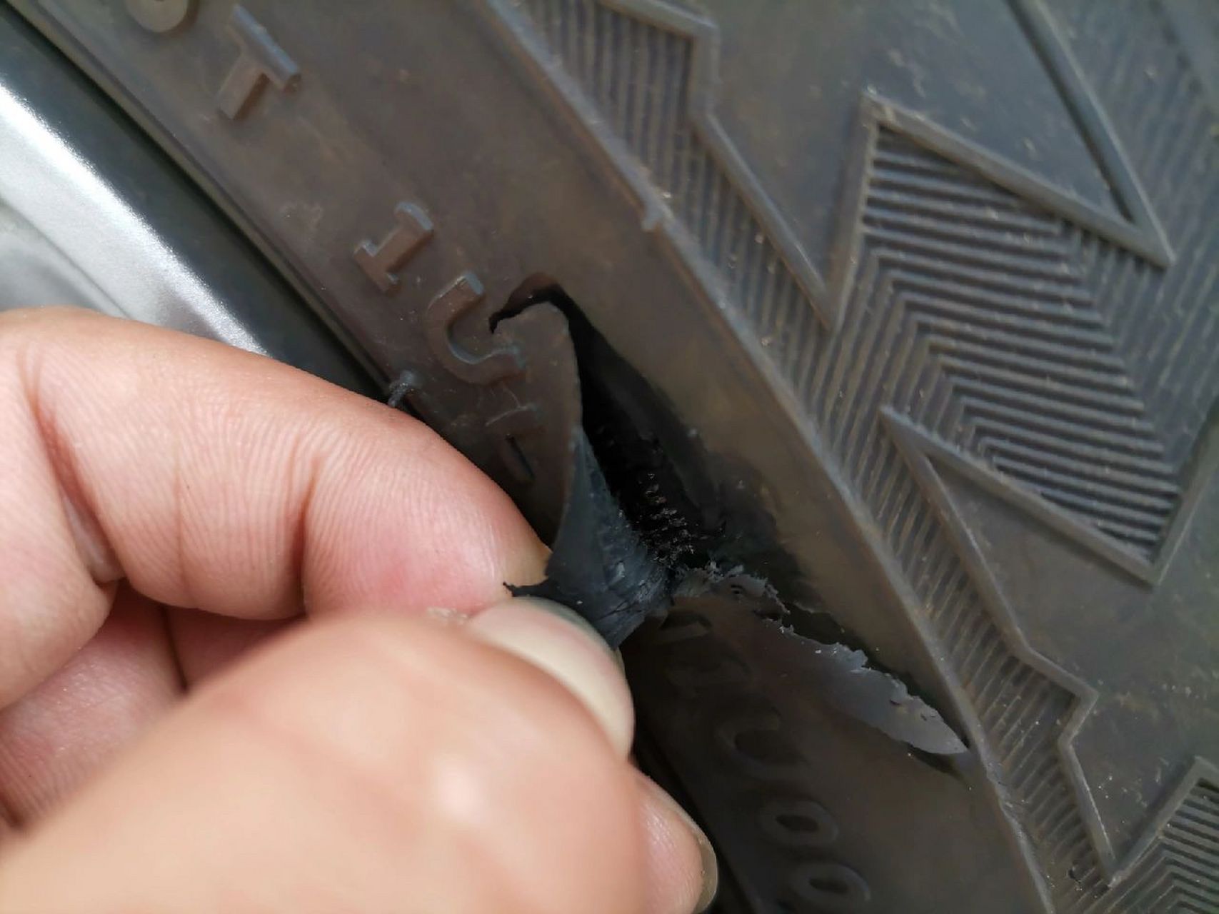 新车一个月 车胎破了 这样还能开吗?新车一个月