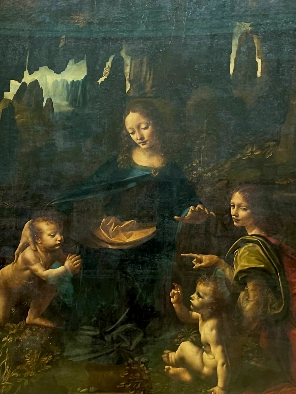 打卡了达芬奇密码里的岩间圣母 自从小学看了达芬奇密码的书之后就对