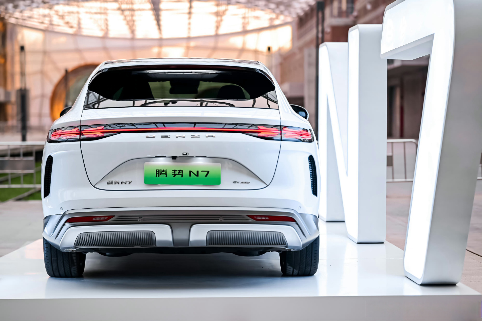 18万,搭载云辇-a智能空气车身控制系统的豪华猎跑suv腾势n7终于上市了