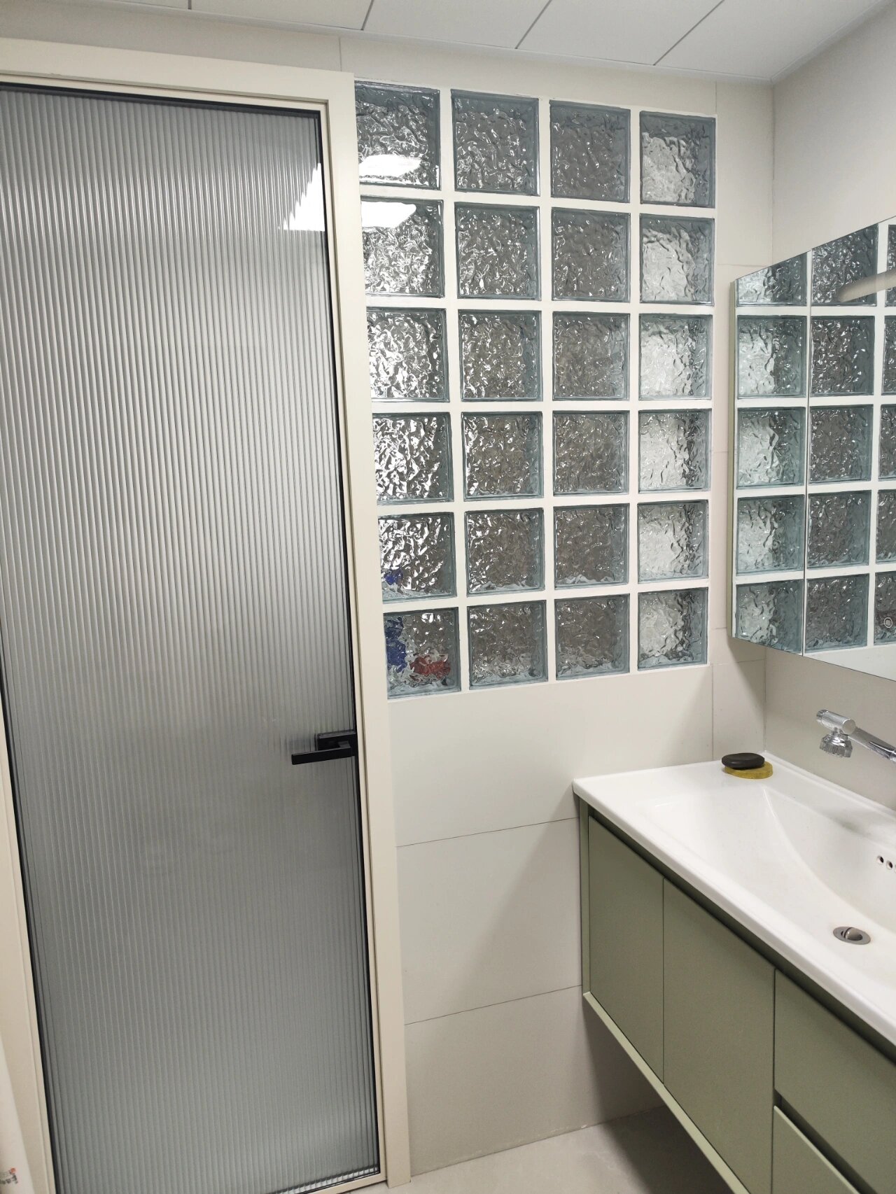 400元自制厕所干湿分离隔断玻璃砖墙 这面墙纯自己手工完成,下面垒的