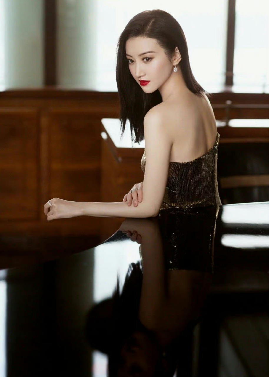 景甜红唇亮片裙明艳迷人写真组图