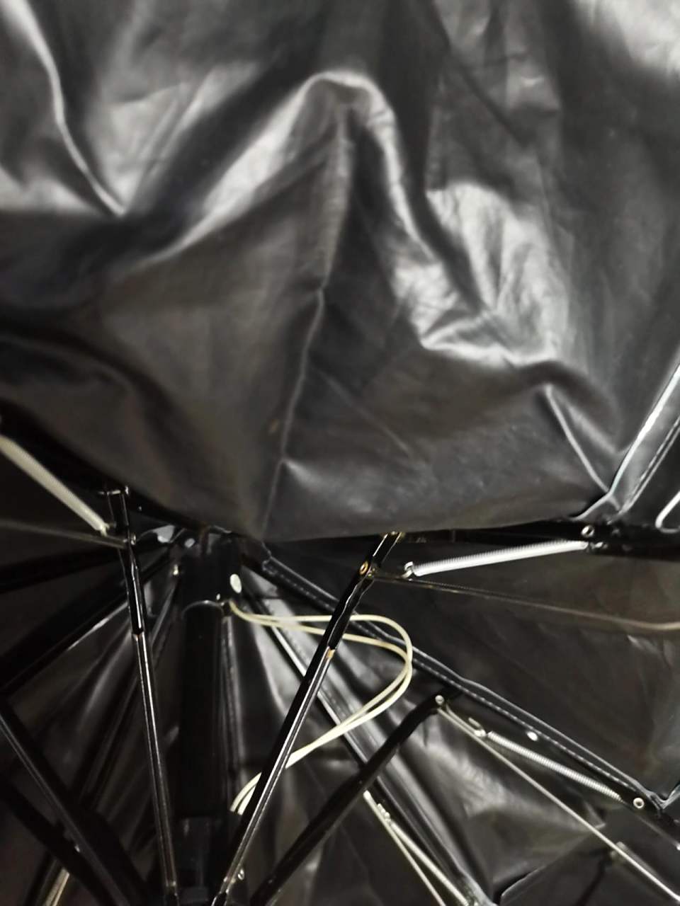 自动伞坏了怎么修啊 夏天好晒啊之前收伞不小心弄坏了,这条线就出来了