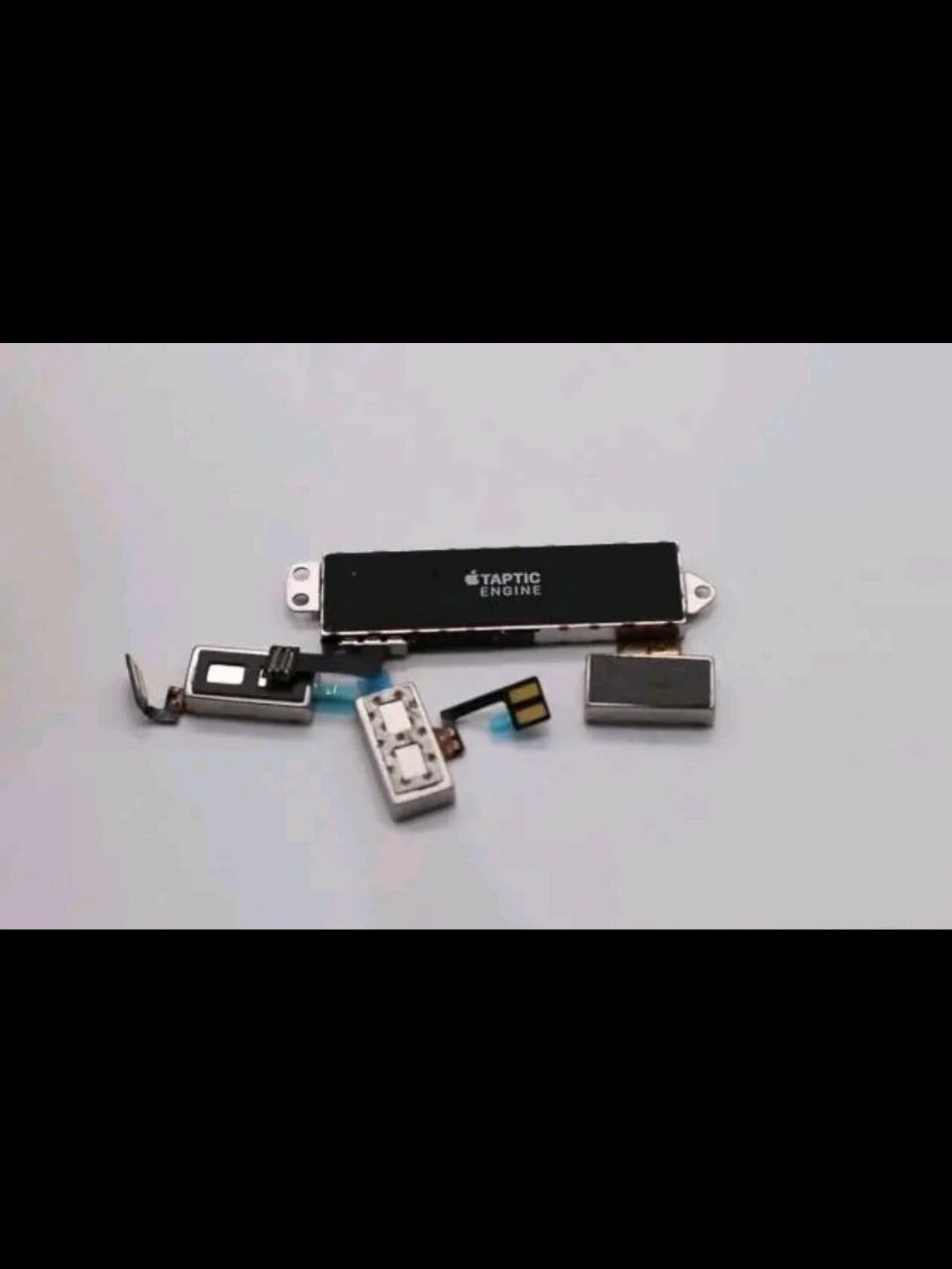 硬件上:随着手机机身越来越轻薄,x 轴线性马达由于其横向运动的方向