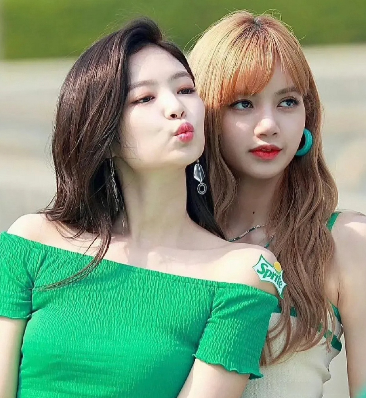 jennie拼尽全力追求欧美市场,却被资本选中的却是lisa!