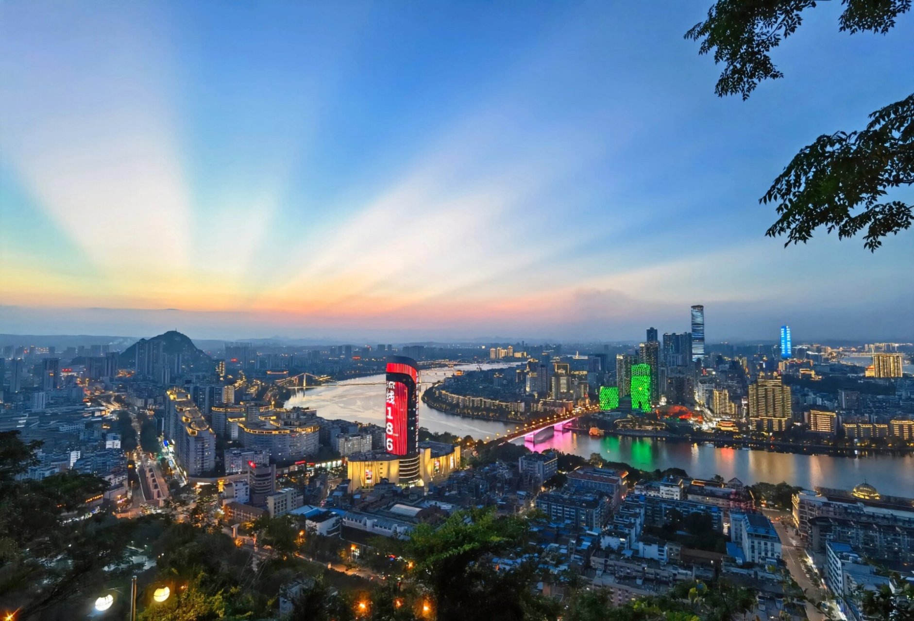 看图你就有答案了 左滑欣赏绝美日落&俯瞰柳州城市夜景 	 马鞍山公园