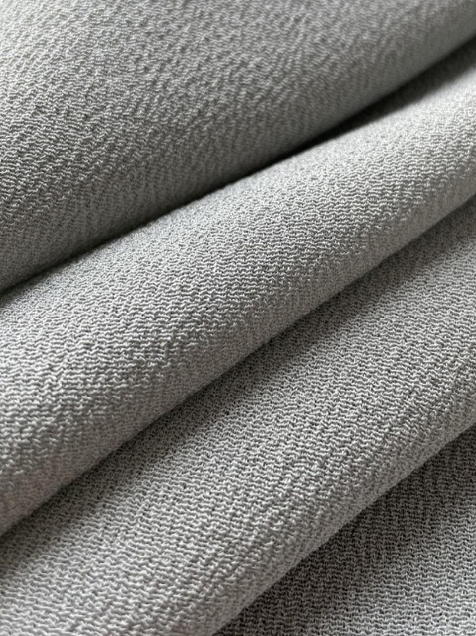 鬼绉真丝由桑蚕丝,柞蚕丝,蓖麻蚕丝以及木薯蚕丝等多种蚕丝,经由特殊