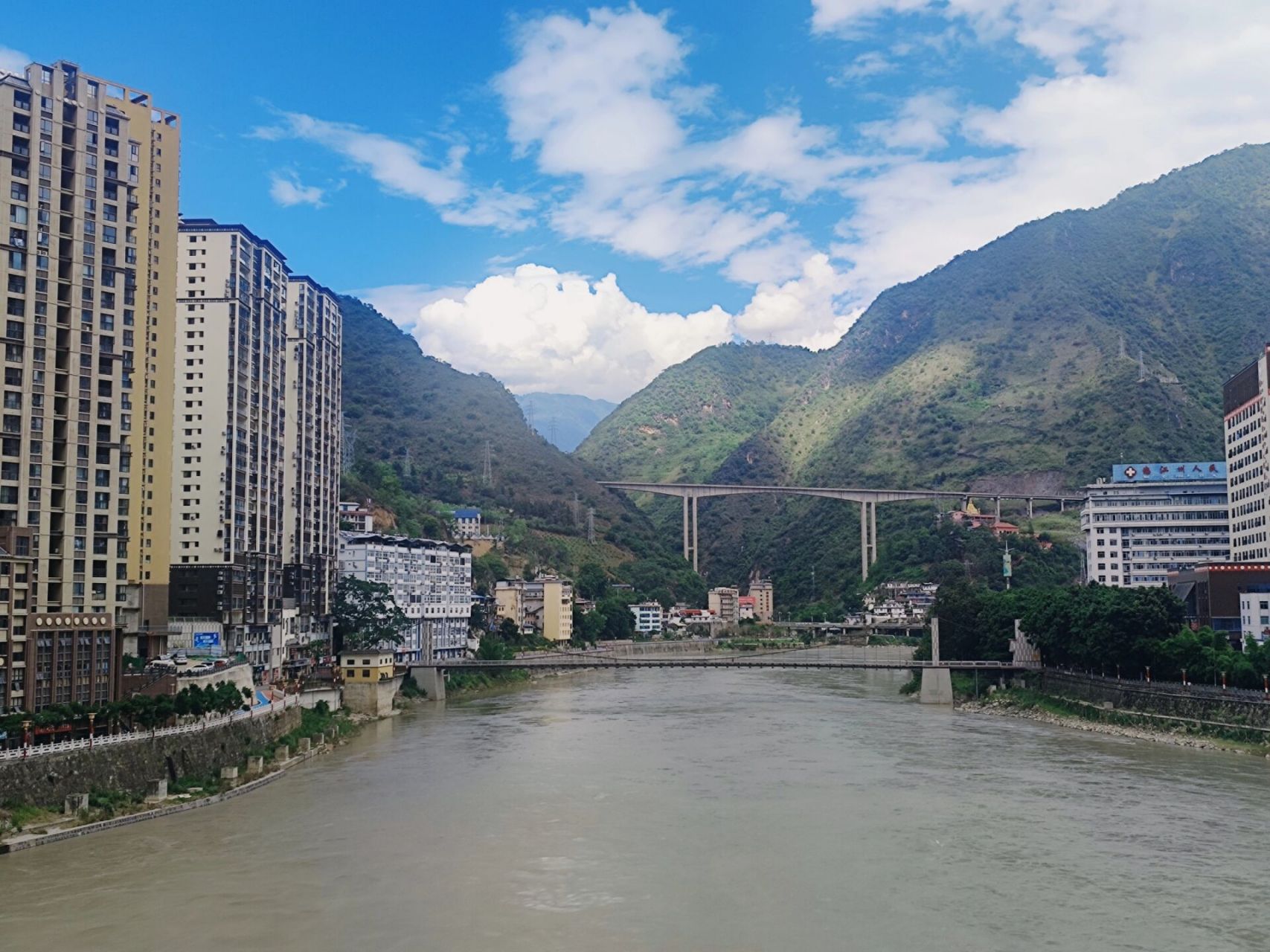 六库是怒江傈僳族自治州的州府,现在改名叫泸水,但是客运站啥的还是