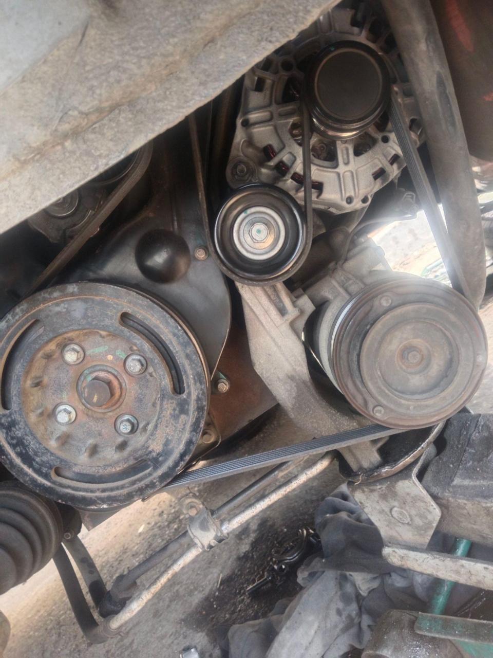 上汽大通v80发电机皮带绕法