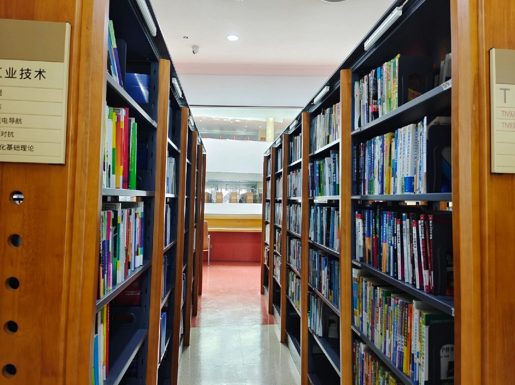 济南市图书馆  好大的,超级安静,都在学习或者看书,种类特别多,分的