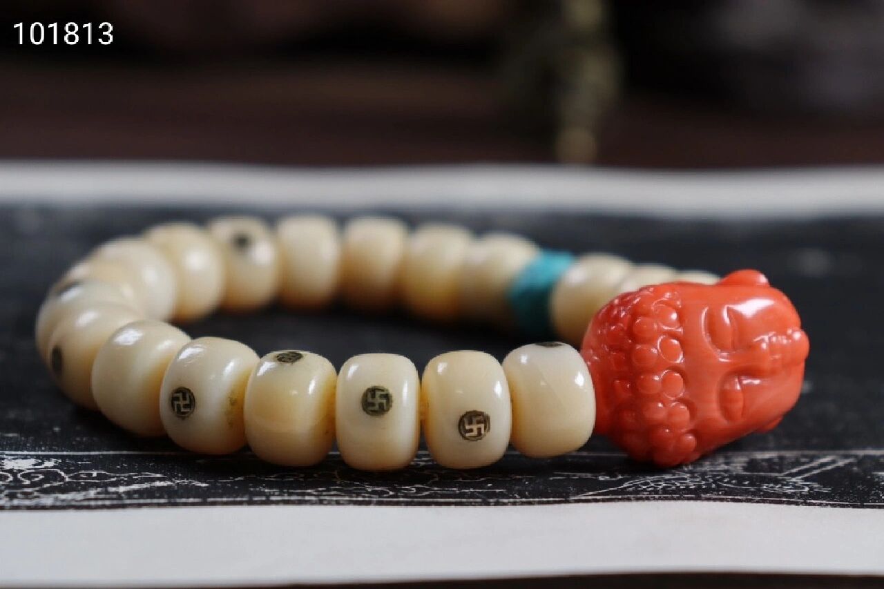 9561纯心取材鲸齿纯心抹香鲸苹果珠手链,搭配红珊瑚佛头,绿松石