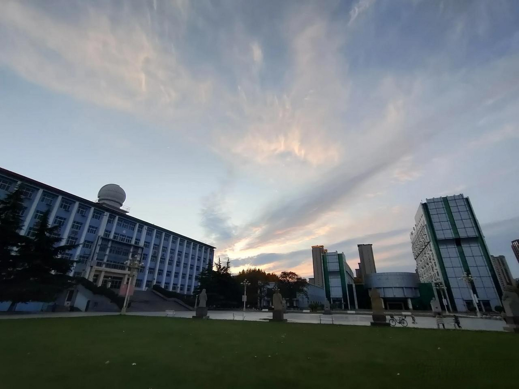 初冬时节,拍摄于山西临汾,曾经热闹的山西师大校园,如今异常的安静