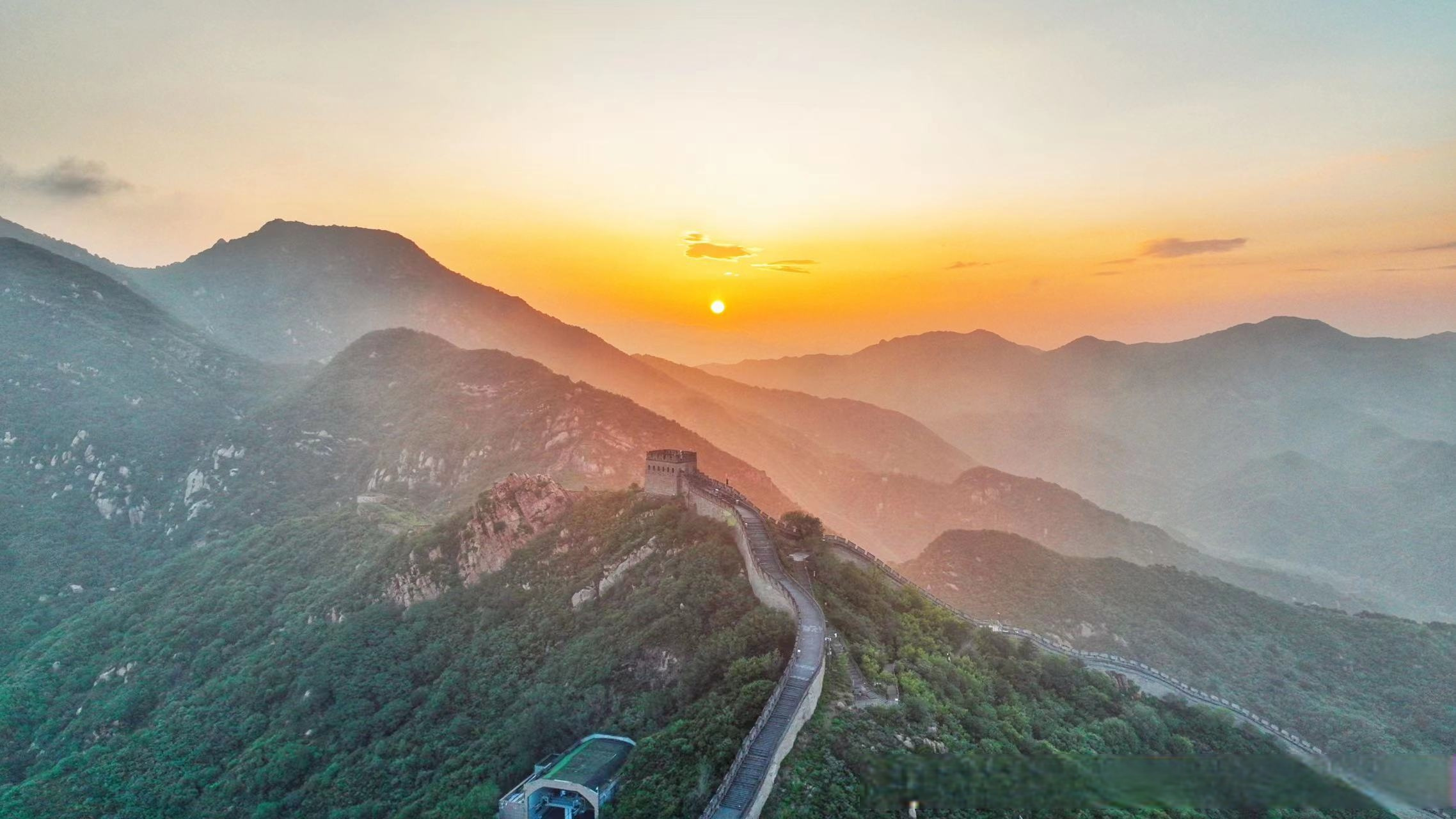 云海与朝霞同框,八达岭长城如金龙翻腾.