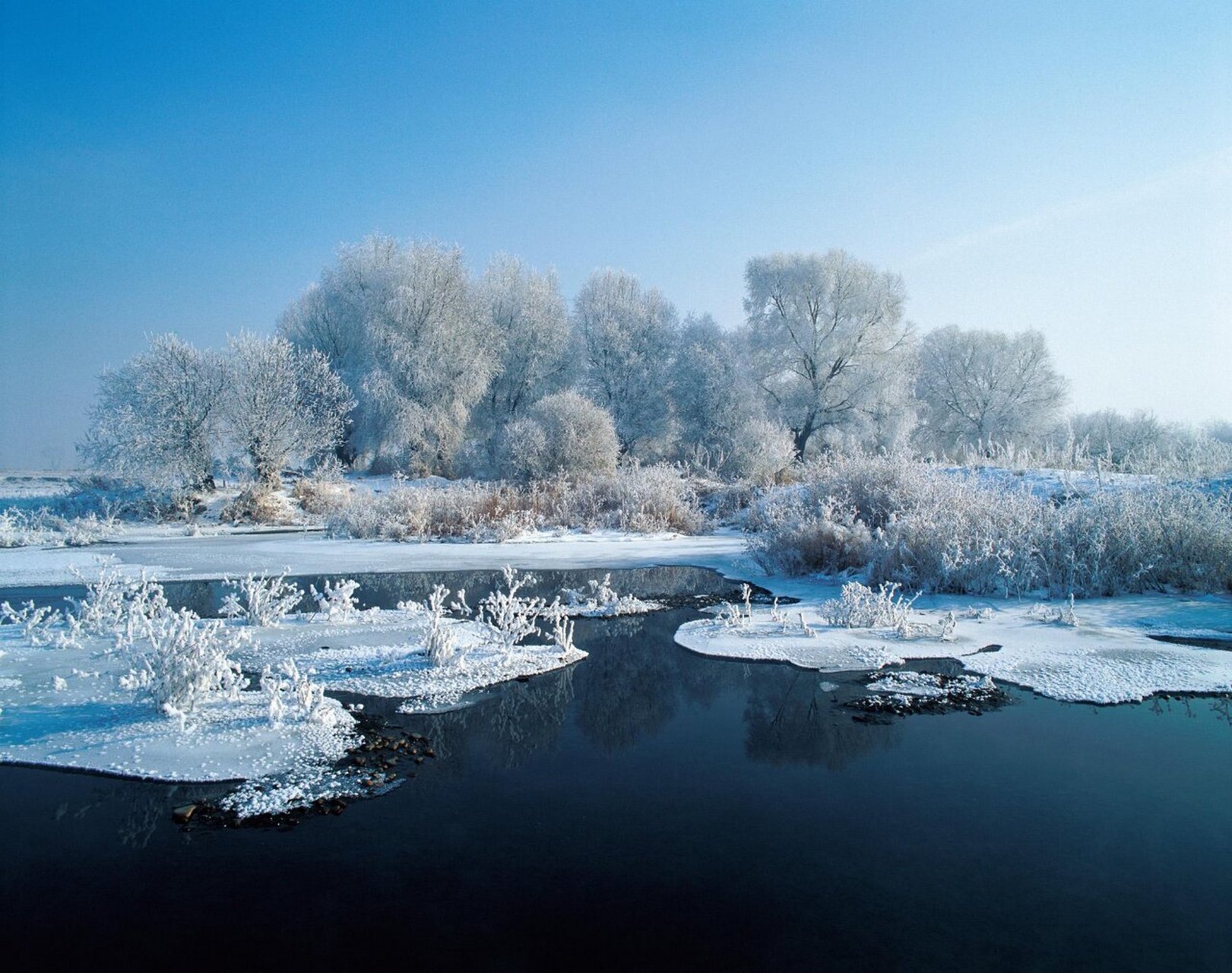 吉林雾凇岛 雾凇岛是松花江上冲击成的江中小岛,这里的地势较吉林市区