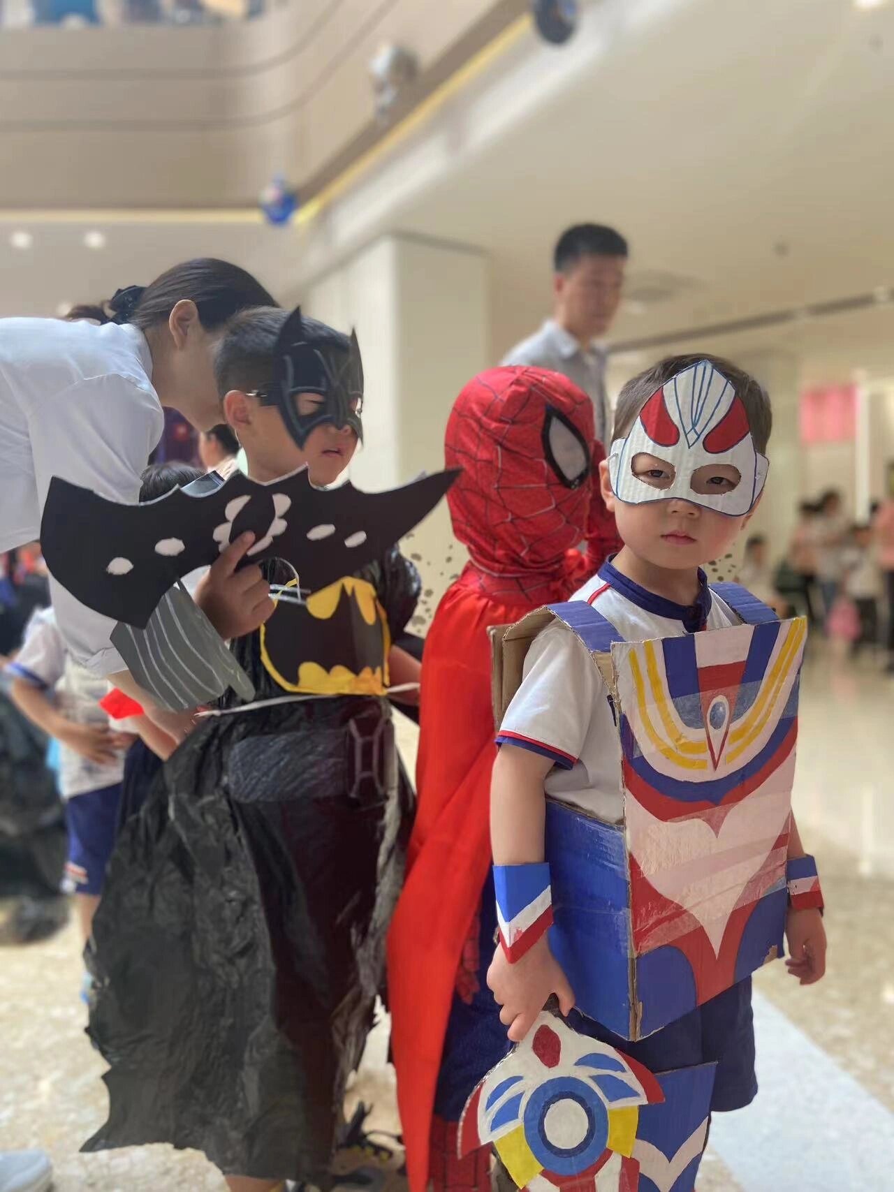 幼儿园环保奥特曼衣服 给儿子做的奥特曼衣服!老酷了!最亮的仔!