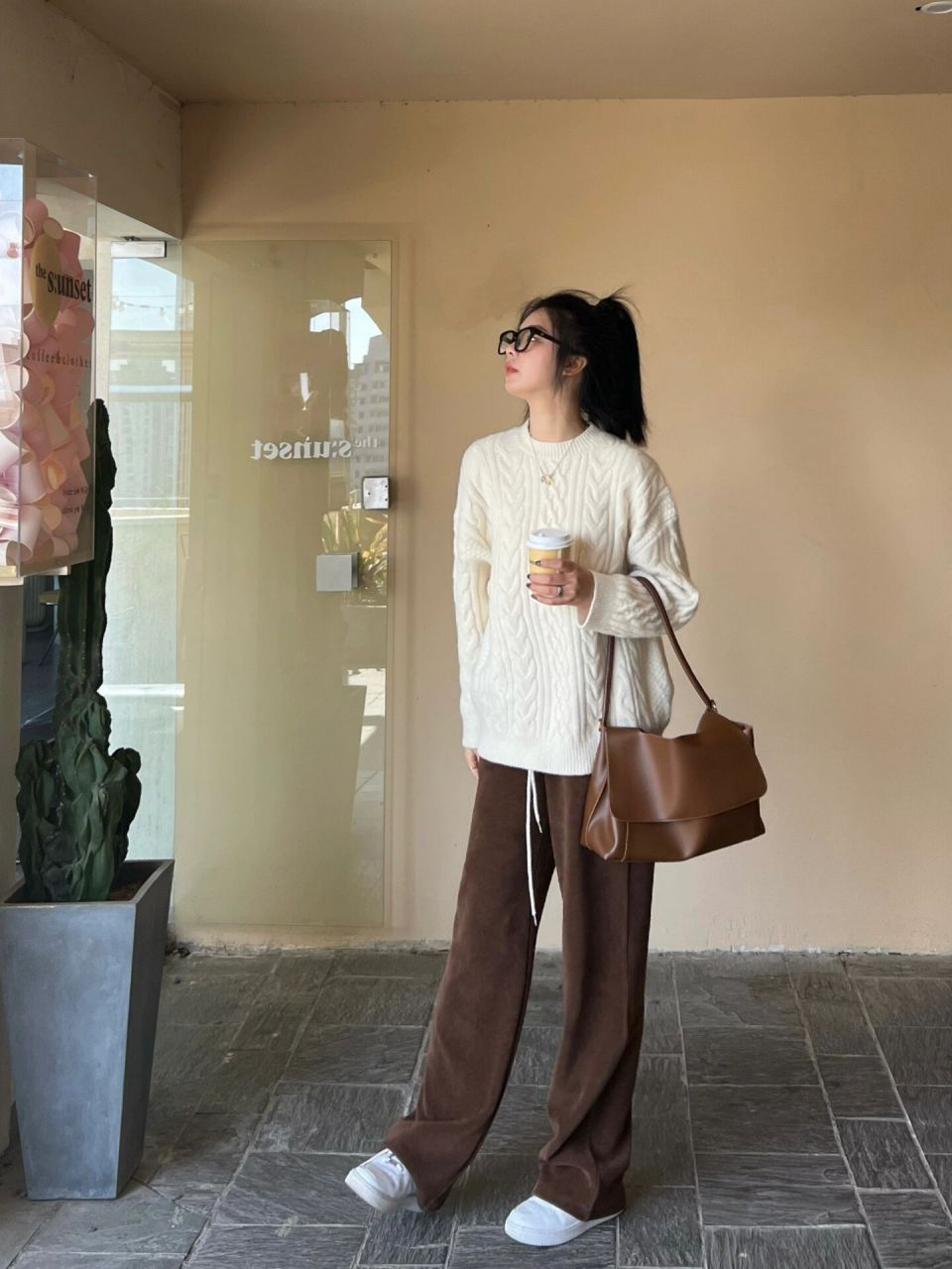 搭配咖色雪尼尔拖地裤一套很韩哦