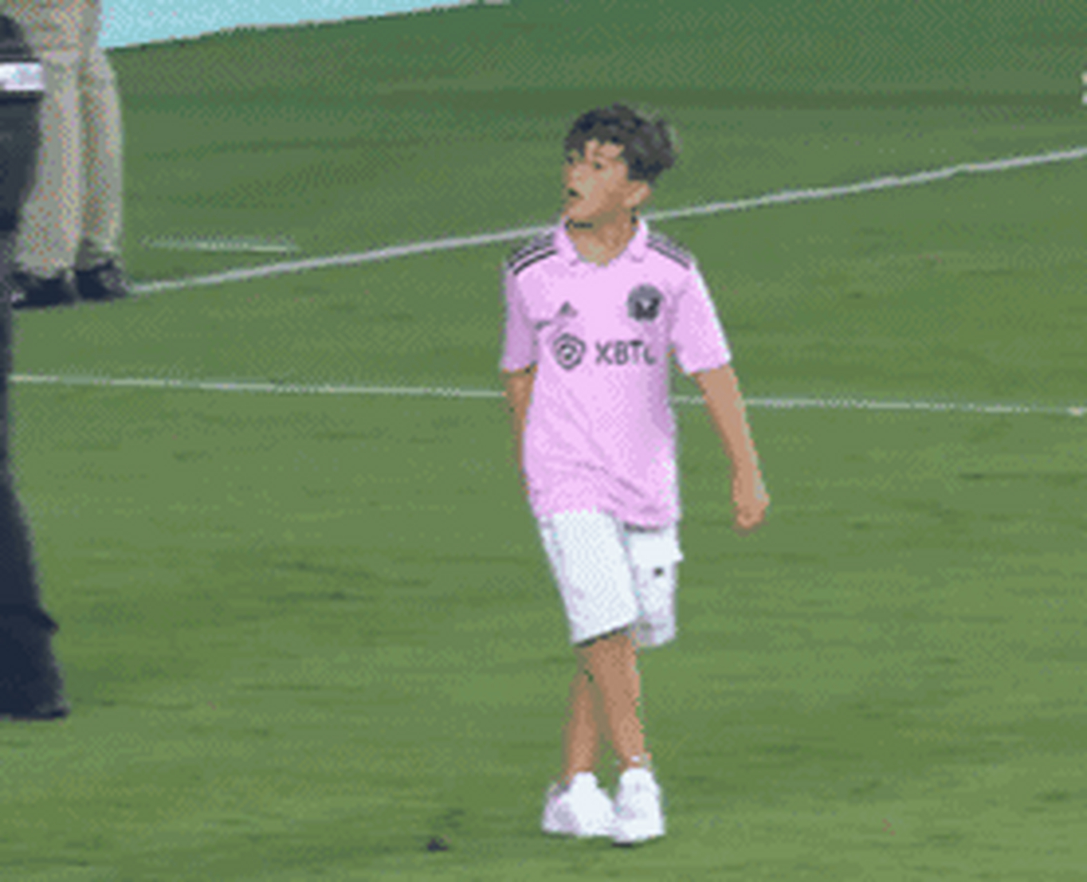 走出一个虎虎生风!梅西儿子蒂亚戈-梅西这走姿,是跟康纳学的吗?