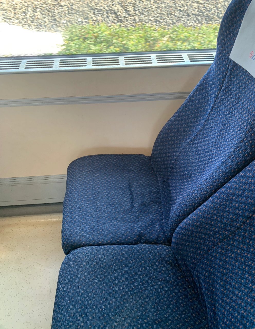 我愿称之为坐着最难受的动车二等座 上车就开始找调节按键亖活没找到