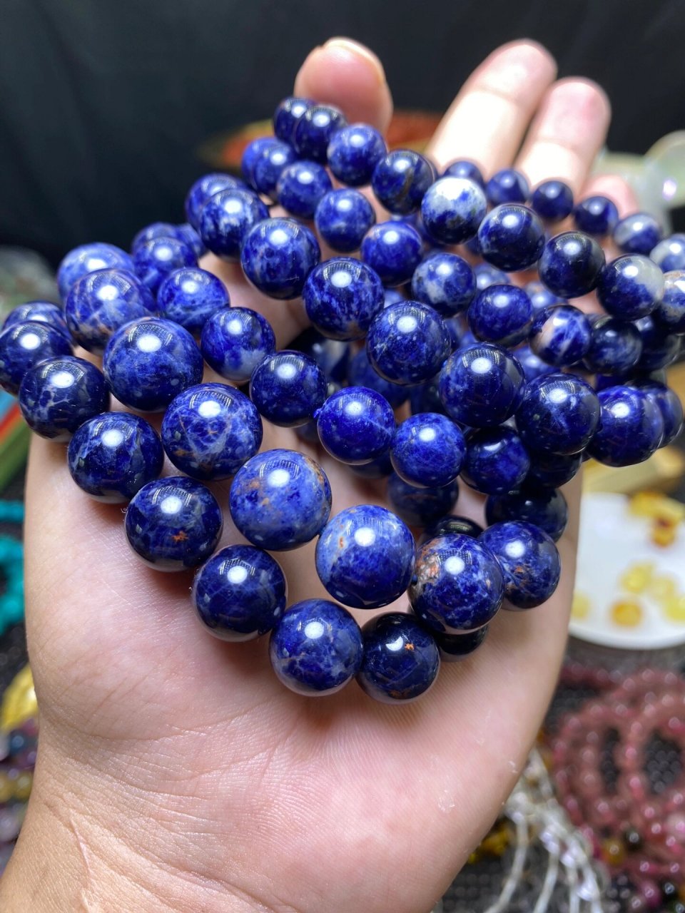 天然油画9815,蓝纹方纳石 蓝纹方钠石含有大量的钠元素和氯元素