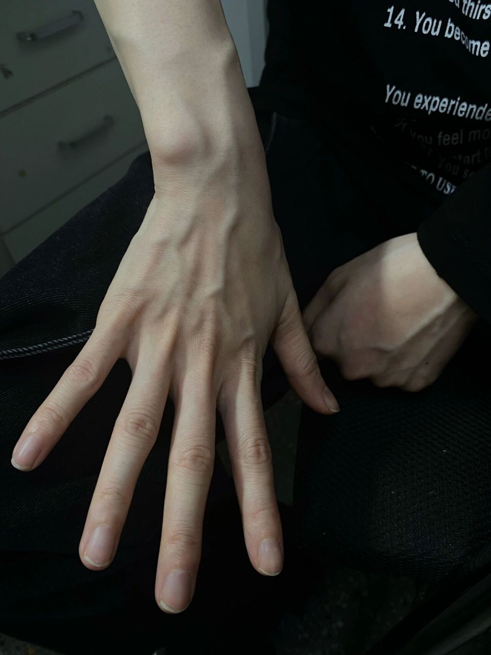 健身前女生的手vs健身后 现在的手真像男人啊(参考图四) 体脂低了现在