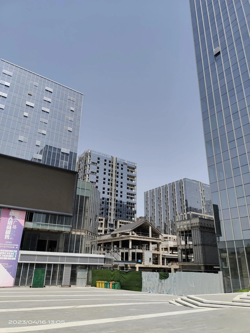 这是郑州港区的锦荣广场,建设的特别美就是没有人整个广场也被围栏挡