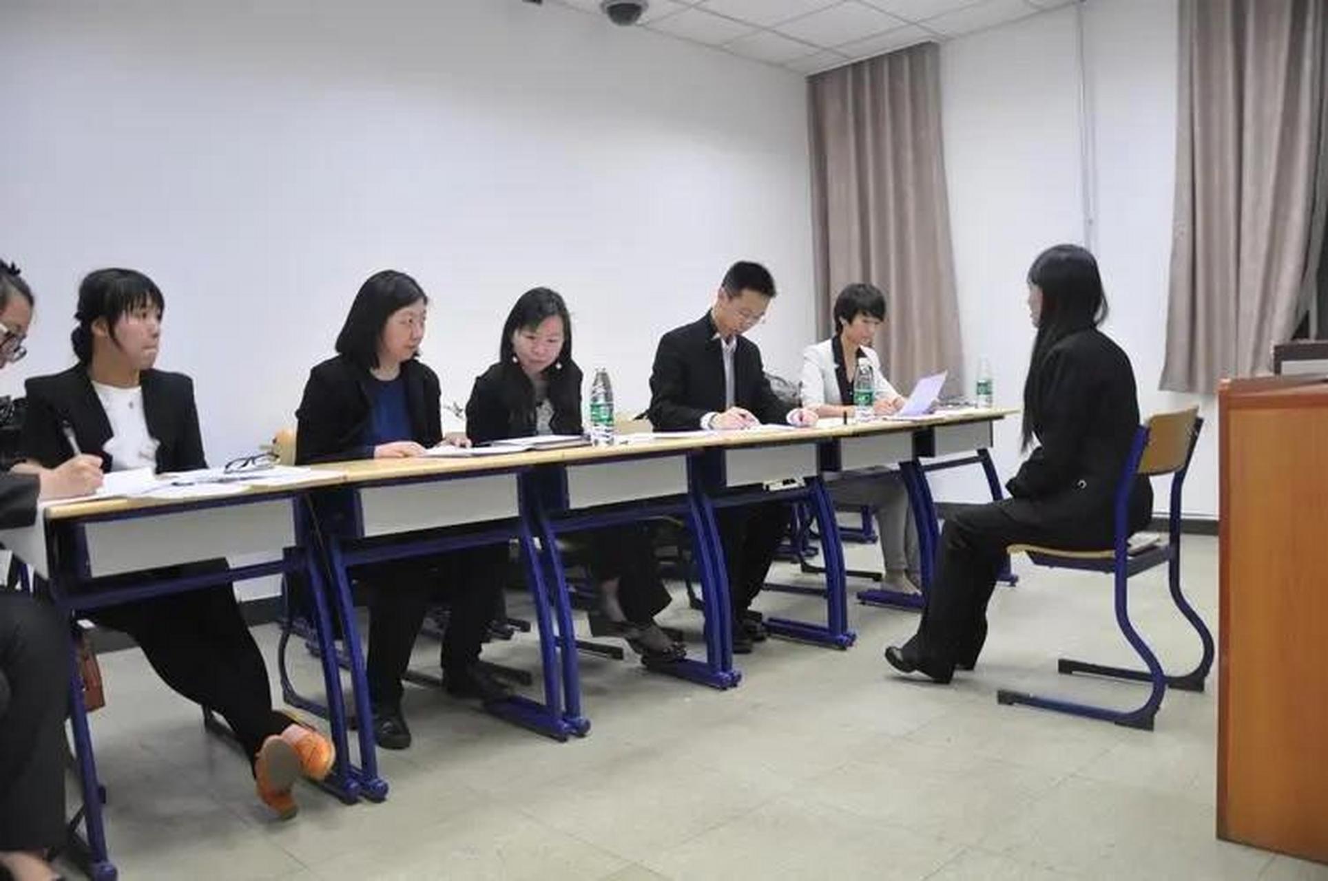 省考面试中的着装礼仪【女生篇】 临近面试,很多同学非常关心在面试场