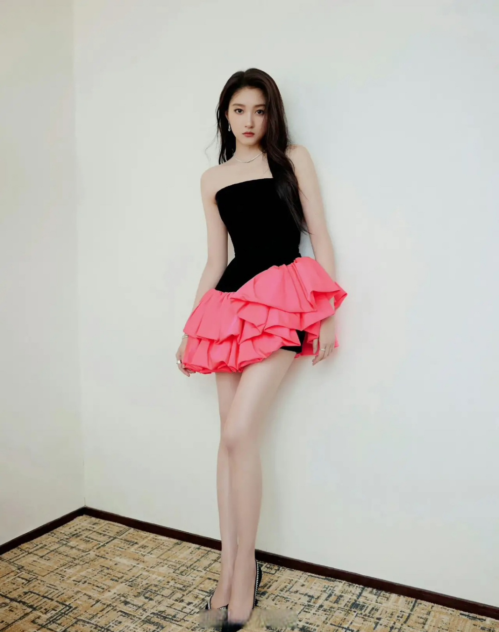 关晓彤把这件黑粉撞色的裙子驾驭的太好了,既显气质又突显了大长腿