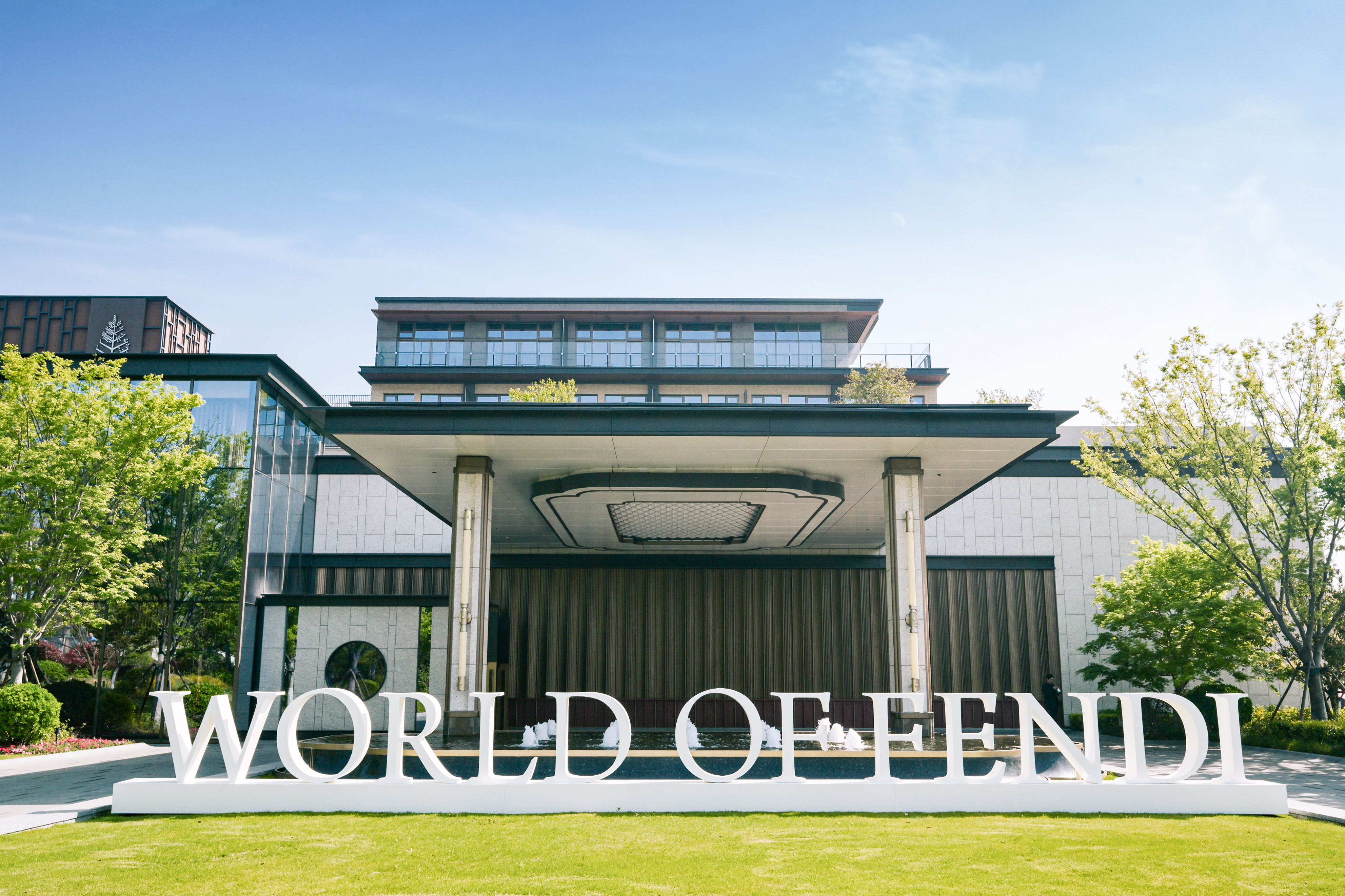 为庆祝fendi百年华诞,品牌倾情呈现"world of fendi