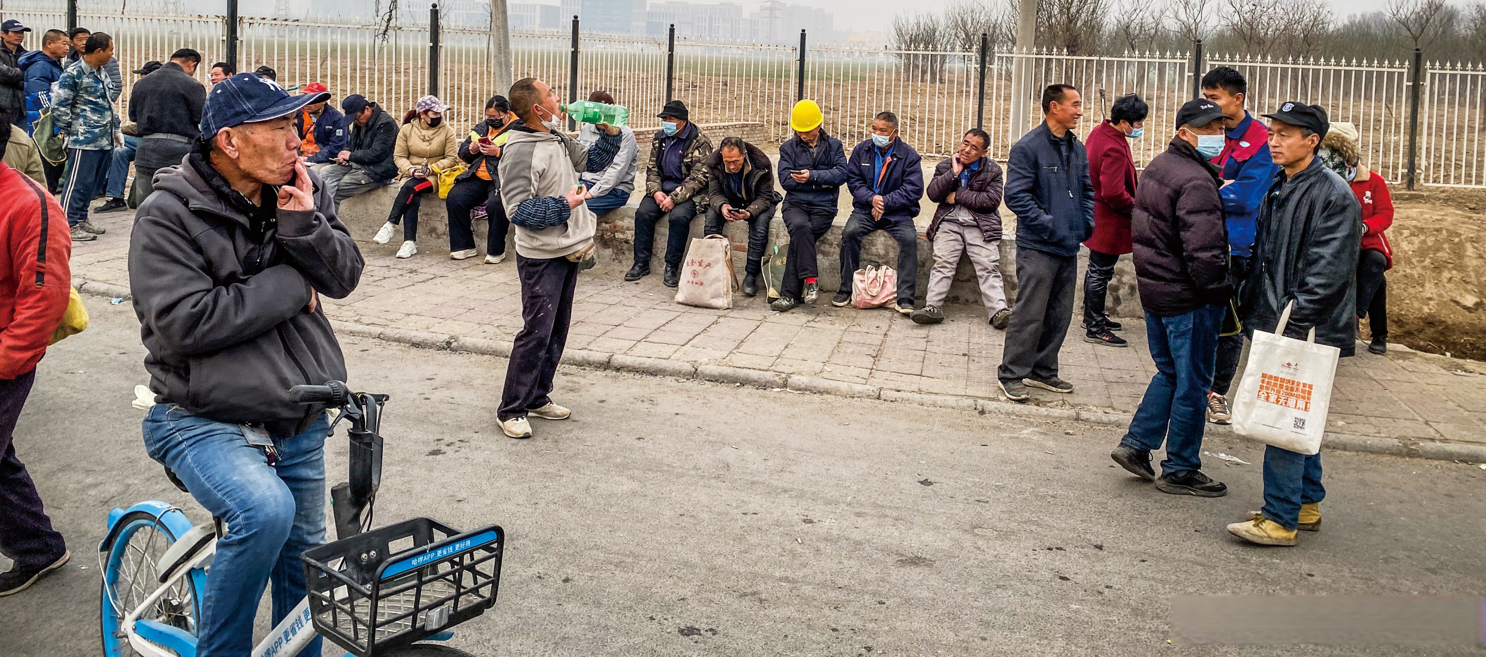 的银发打工人将何以养老#】顺义区河南村有一个自发形成的劳务市场