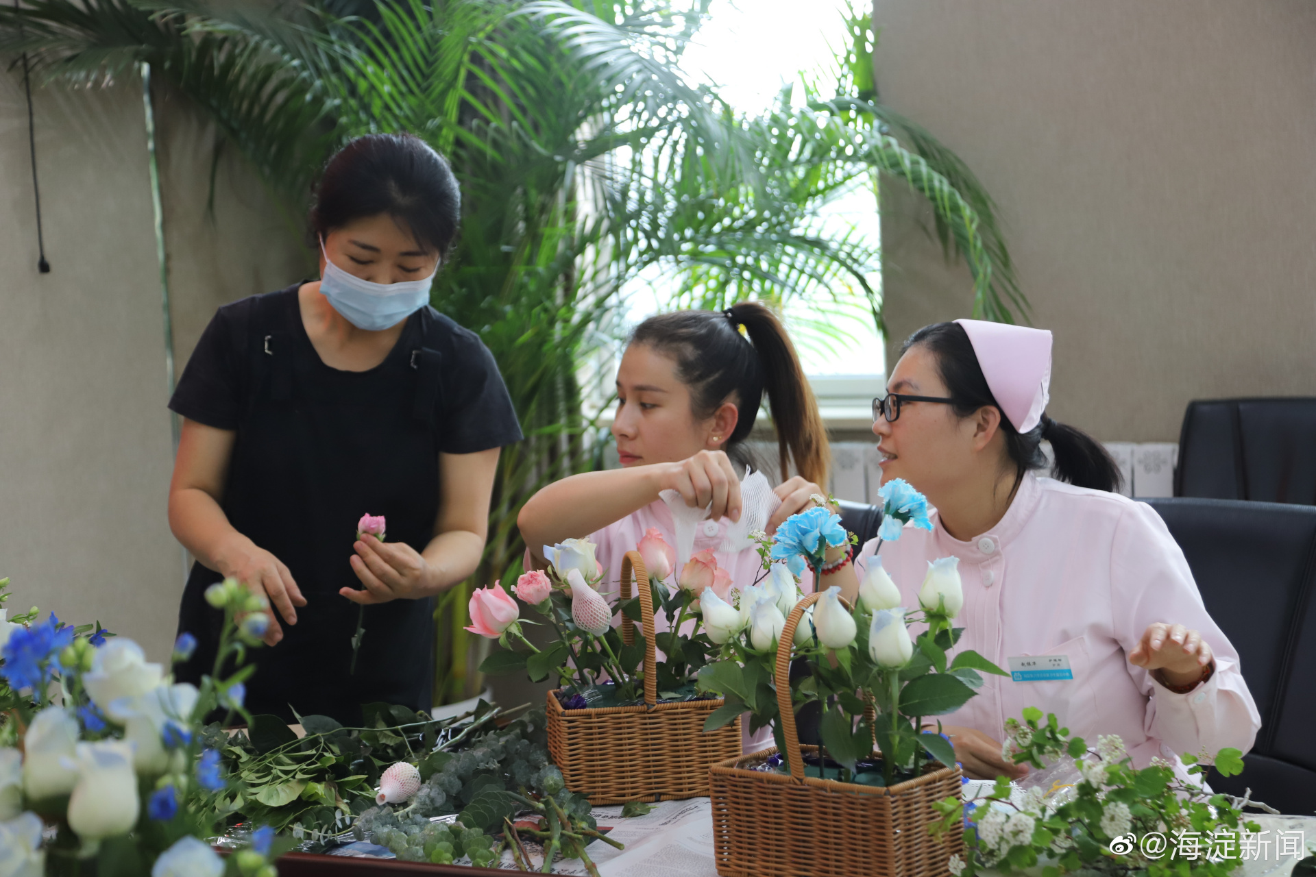 【感悟"插花"艺术 绽放"花样"年华】日前,八里庄社区卫生服务中心举办