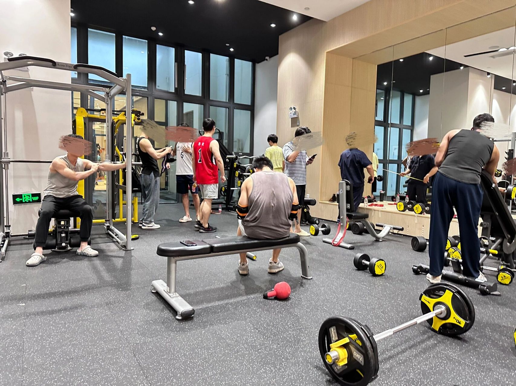 毕业季的北大健身房 人从众20…也太多了 我都已经挑饭点来了