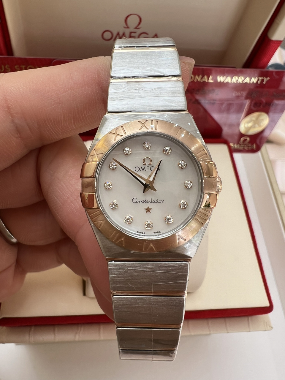 欧米茄星座系列石英女表,24盘,贝母盘面钻石刻度,18k玫瑰金,罗马数字