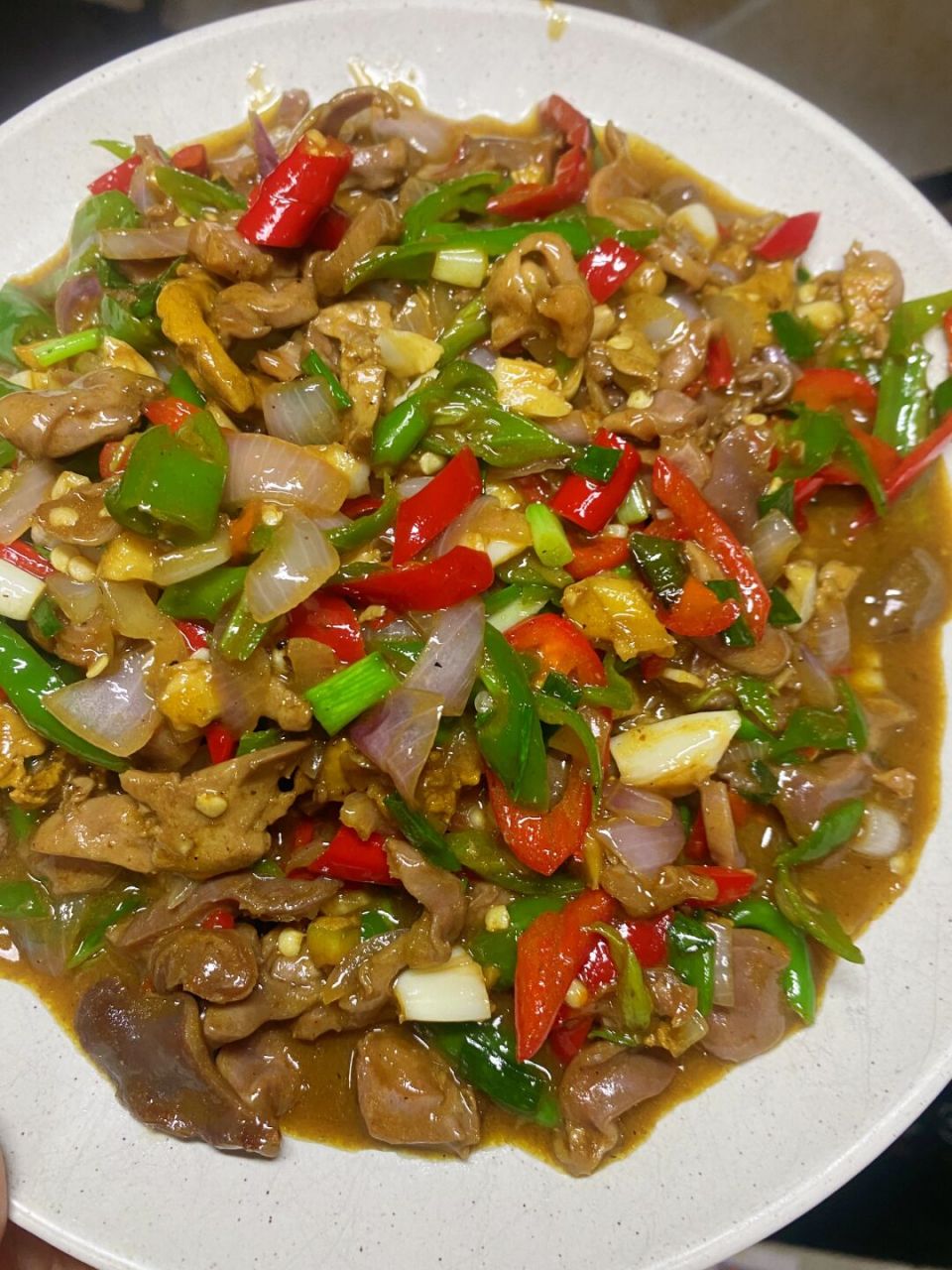 辣椒炒鸡杂的家常做法,味道没得说超下饭 材料    鸡杂,青椒,红椒,姜