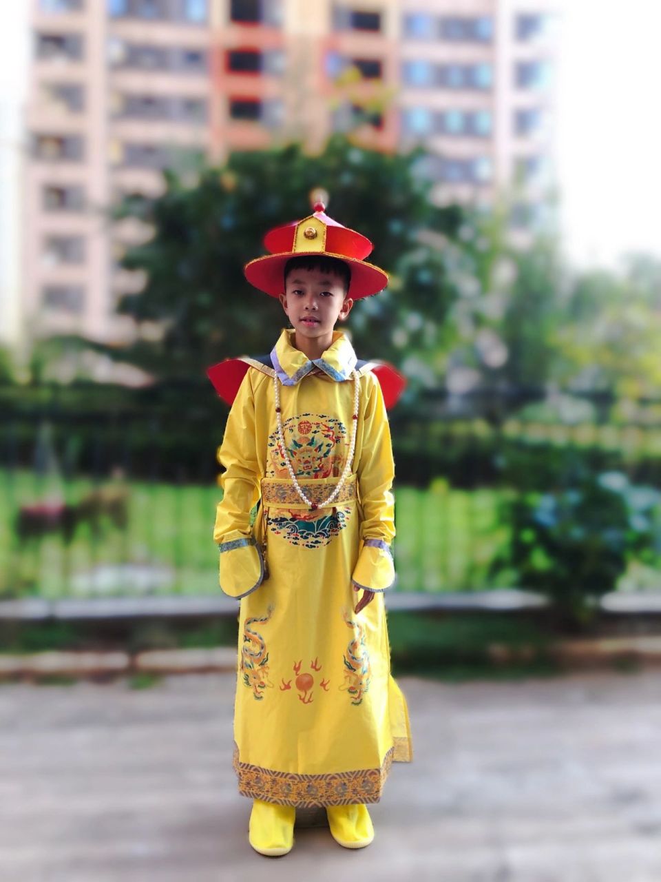 儿童环保时装走秀废旧物品利用手工制作diy 衣服是用废旧的雨衣重新