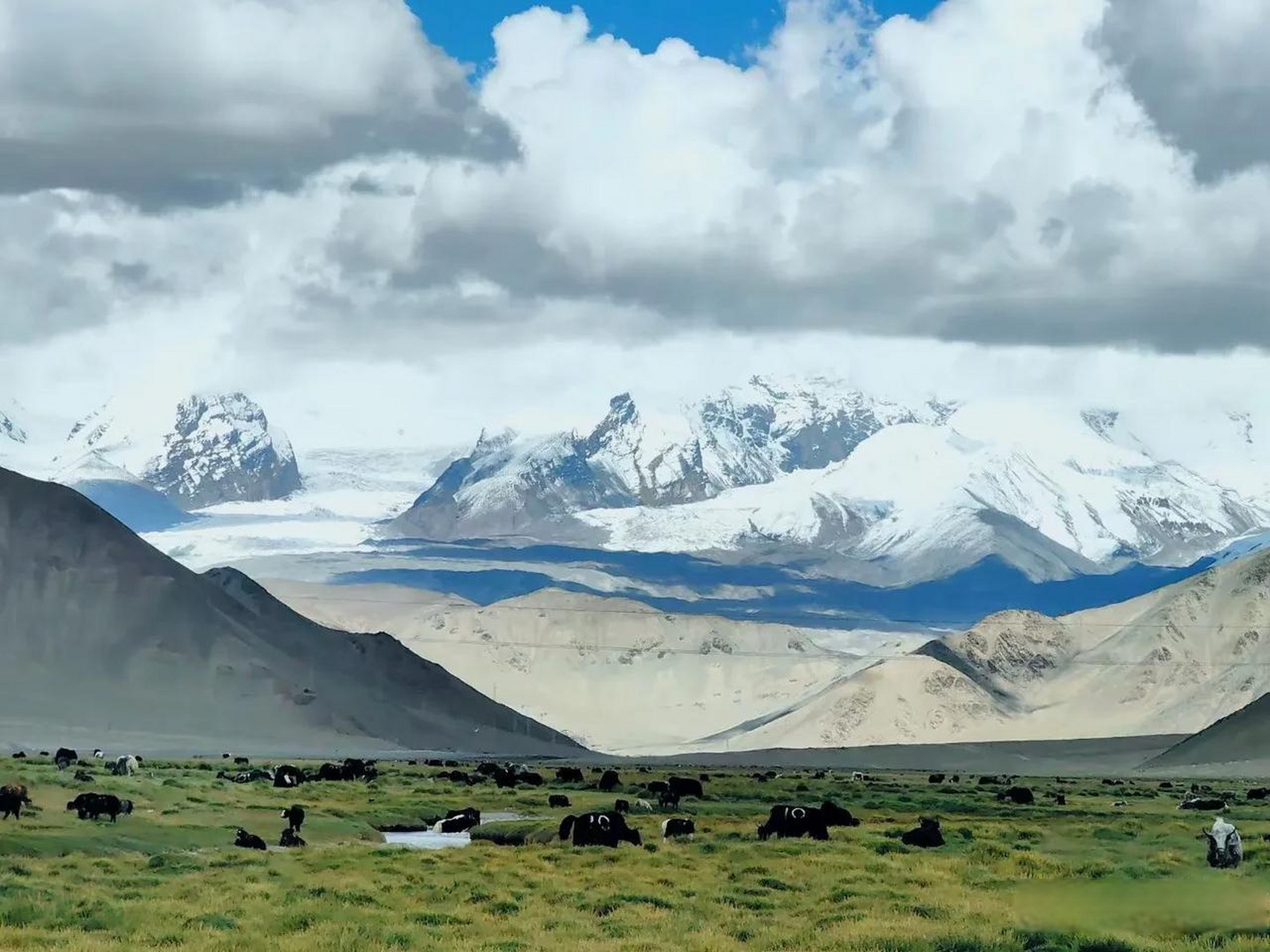 新疆公格尔峰,位于中国境内的昆仑山脉,是一座壮丽而雄伟的山峰.