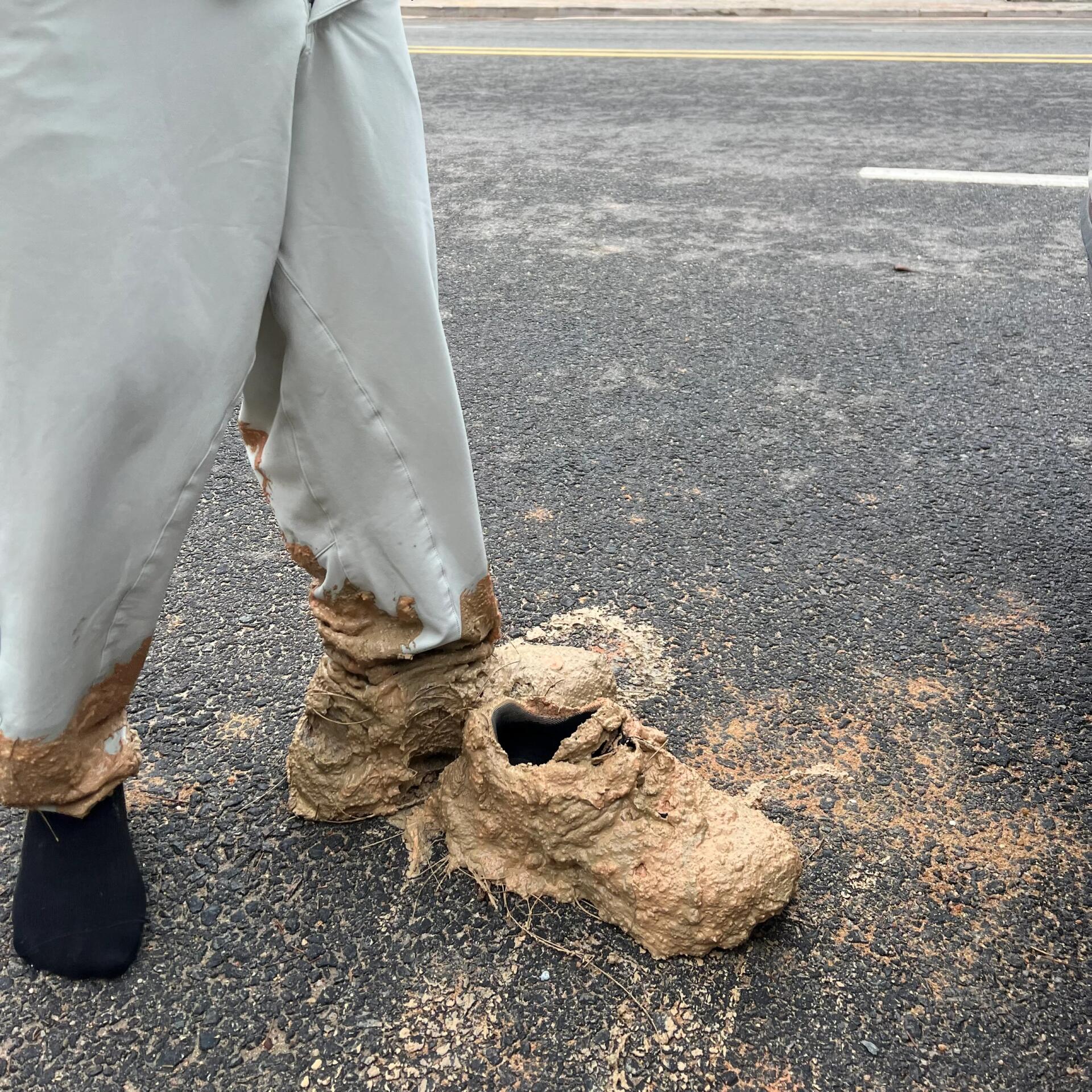 我来东山岛踩泥巴🥹 在东山岛双面海旁边的路边陷入泥潭 live里的