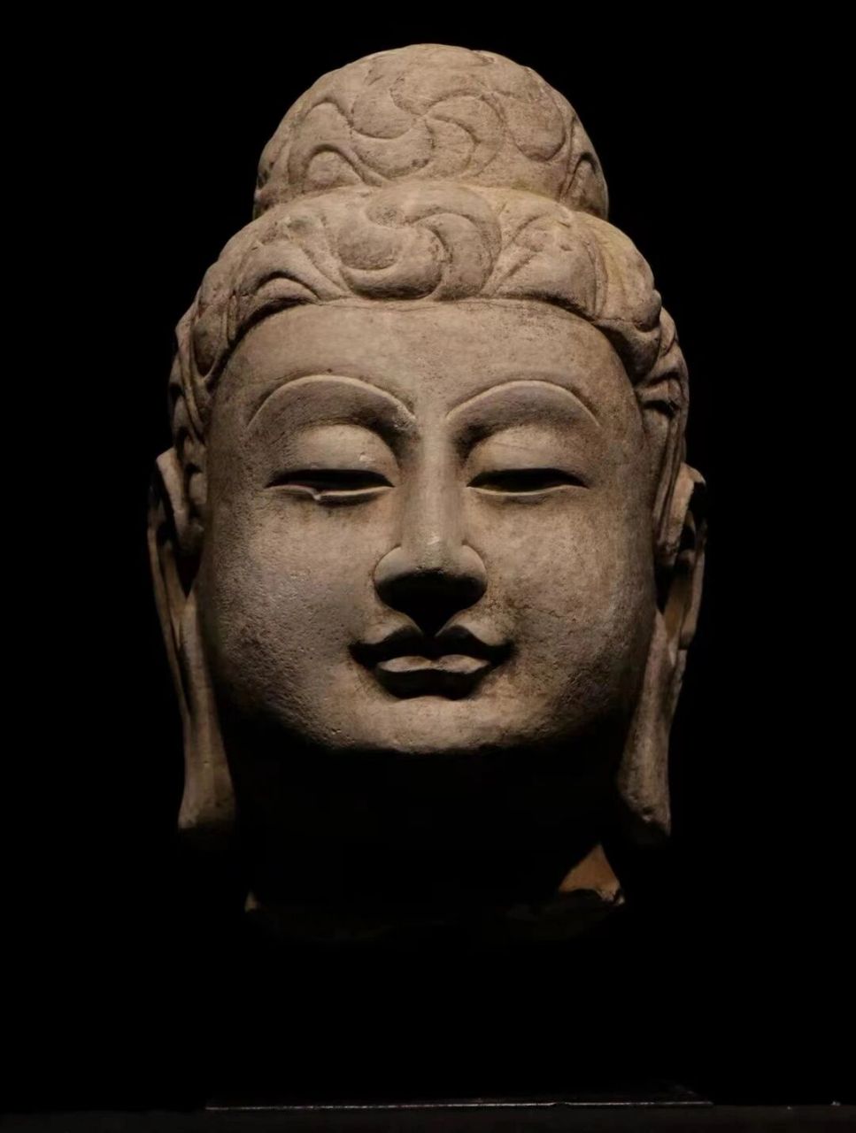 青石 开脸圆润 面相端庄 大耳下垂.双目含笑 神情温和慈祥.