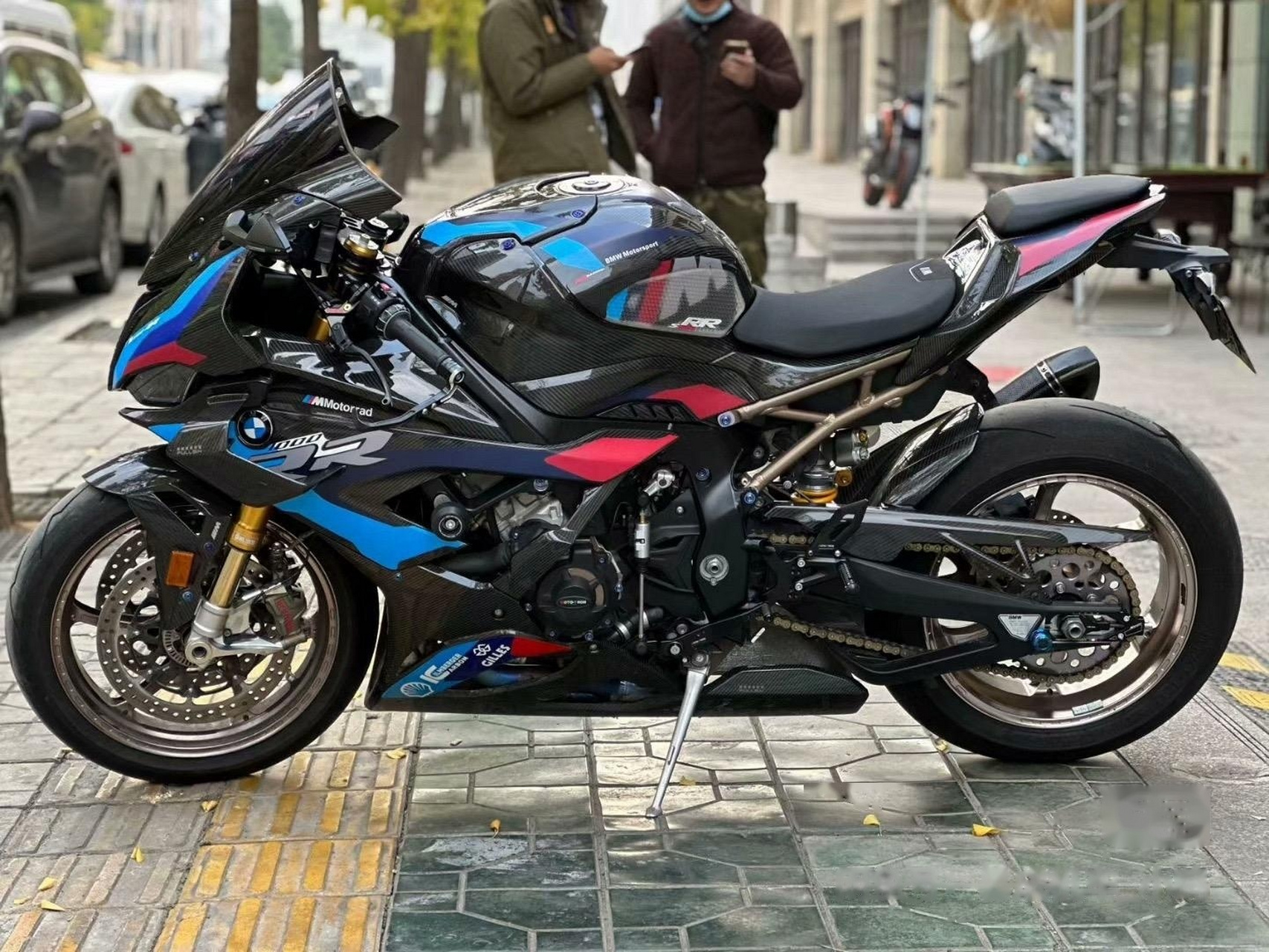 品牌:宝马 车型:宝马s1000rr 改装:全车碳纤维板子 全段天蝎排气 前后