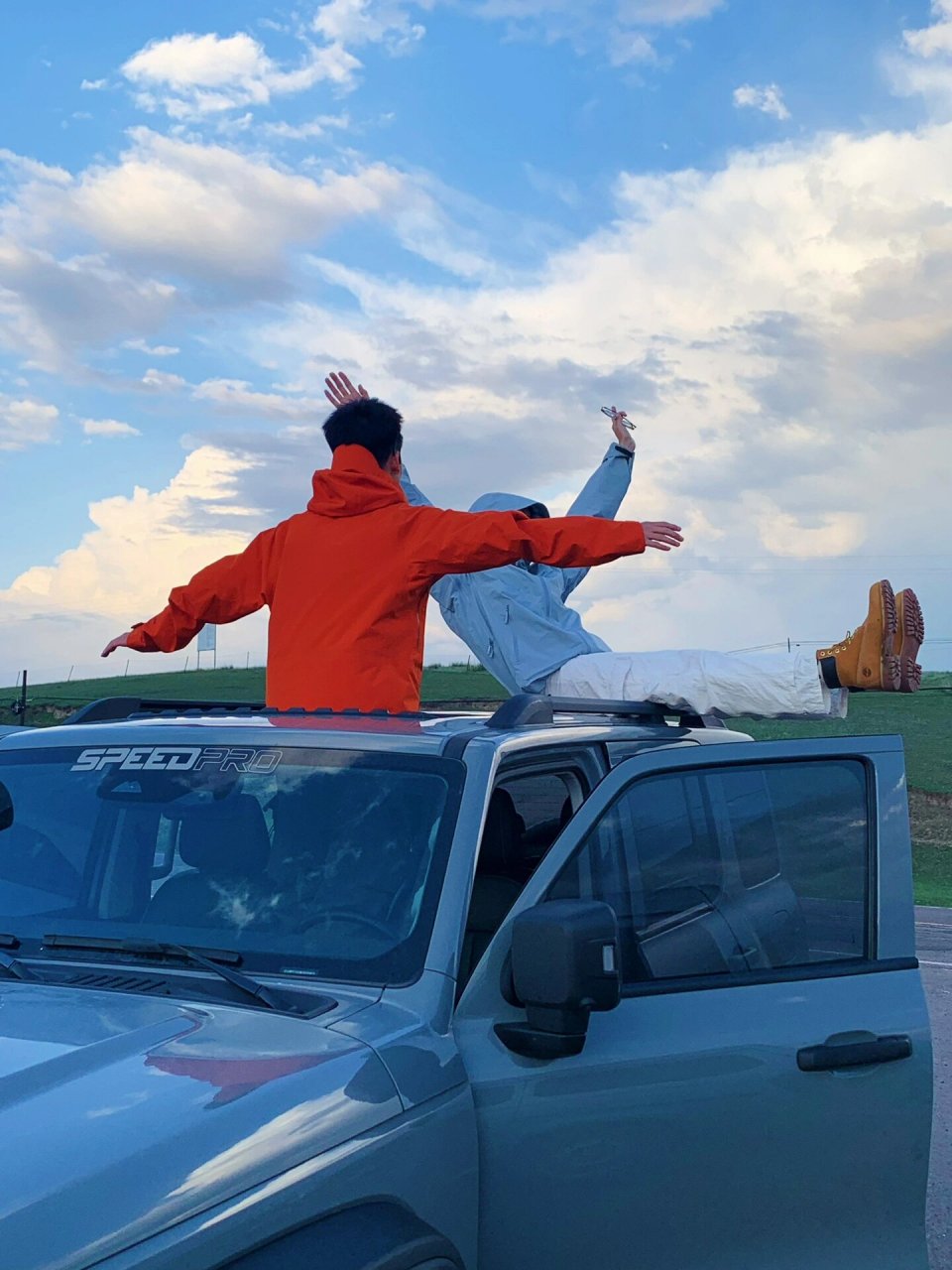 自驾游车顶拍照姿势大全      自驾游车顶拍照tips 1.