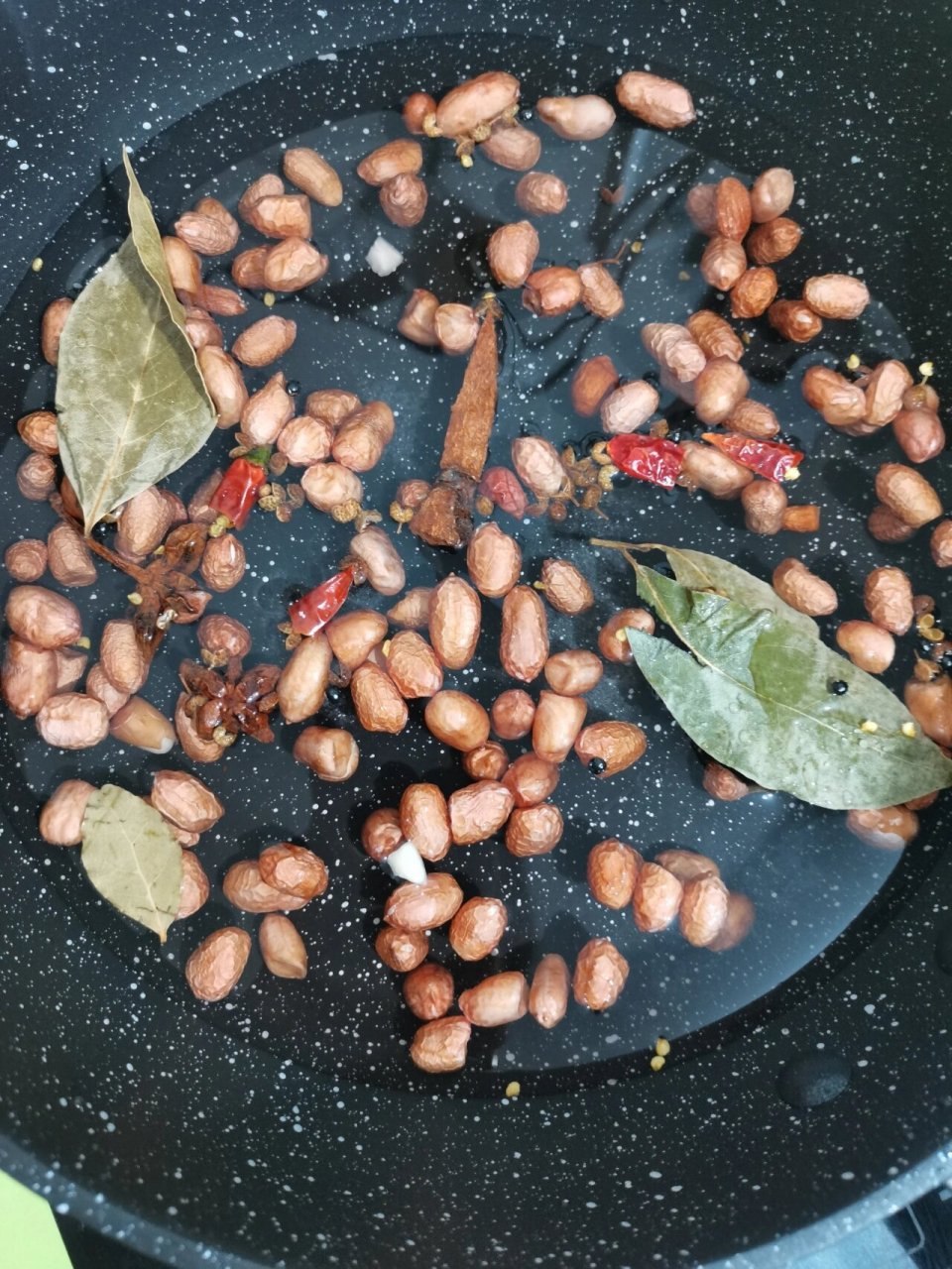 长帝烤箱解锁千滋百味～五香花生米 材料:花生米,八角,桂皮,辣椒,花椒