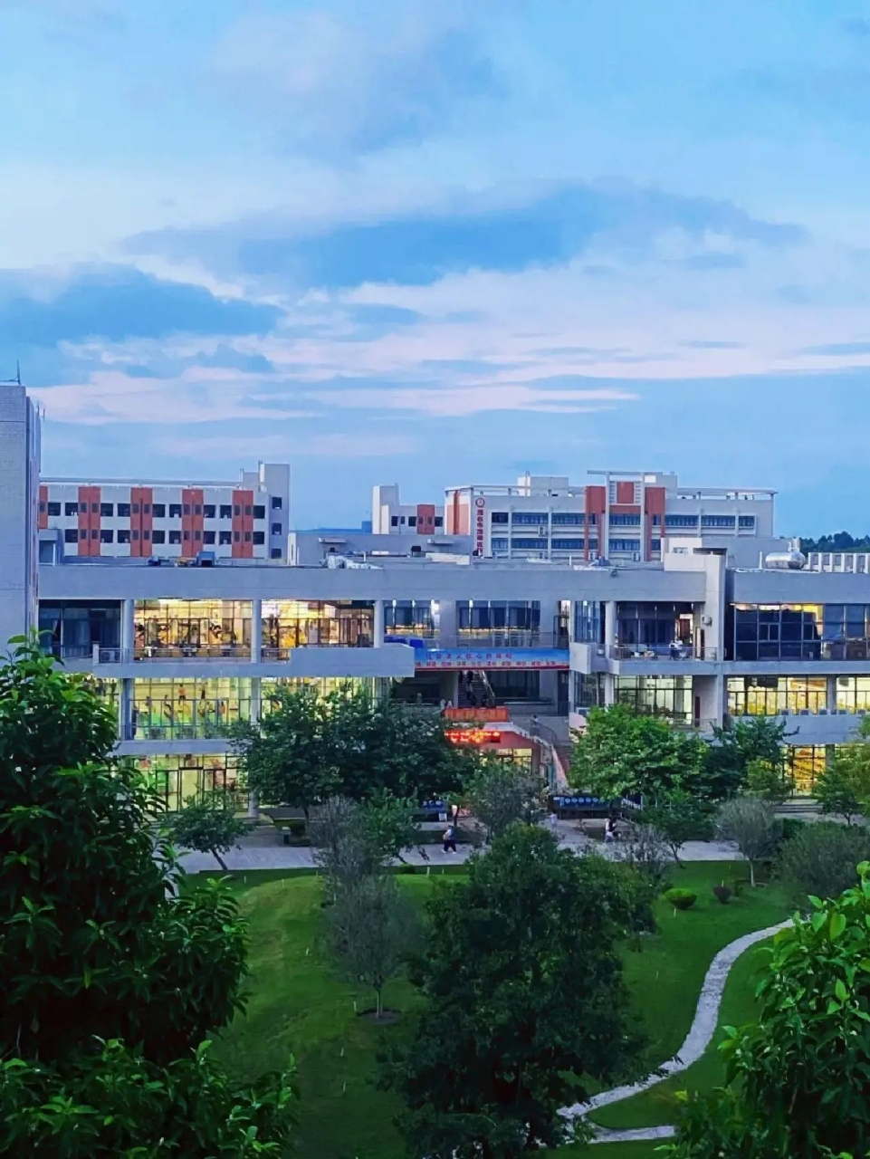 广东茂名幼儿师范专科学校 美景篇9015 23级新生们 一起来看看茂