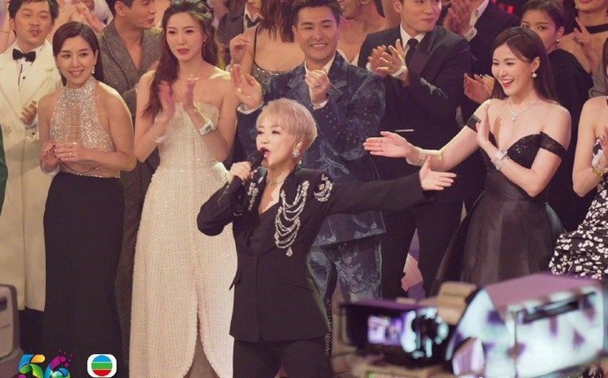 今晚谁不说一句好多人呀~~tvb56周年《万千星辉贺台庆》惊现全员蹦迪