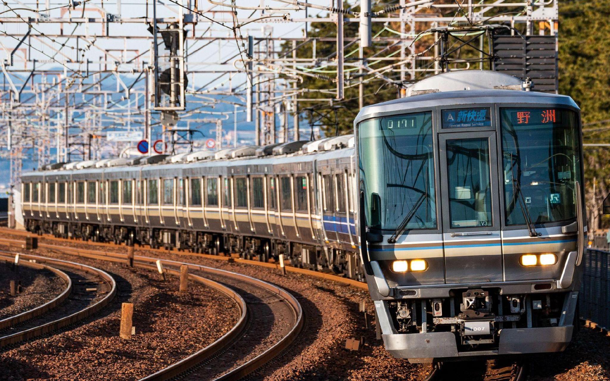 jr west西日本的221系,223系,225系担当新快速种别列车,这种列车的