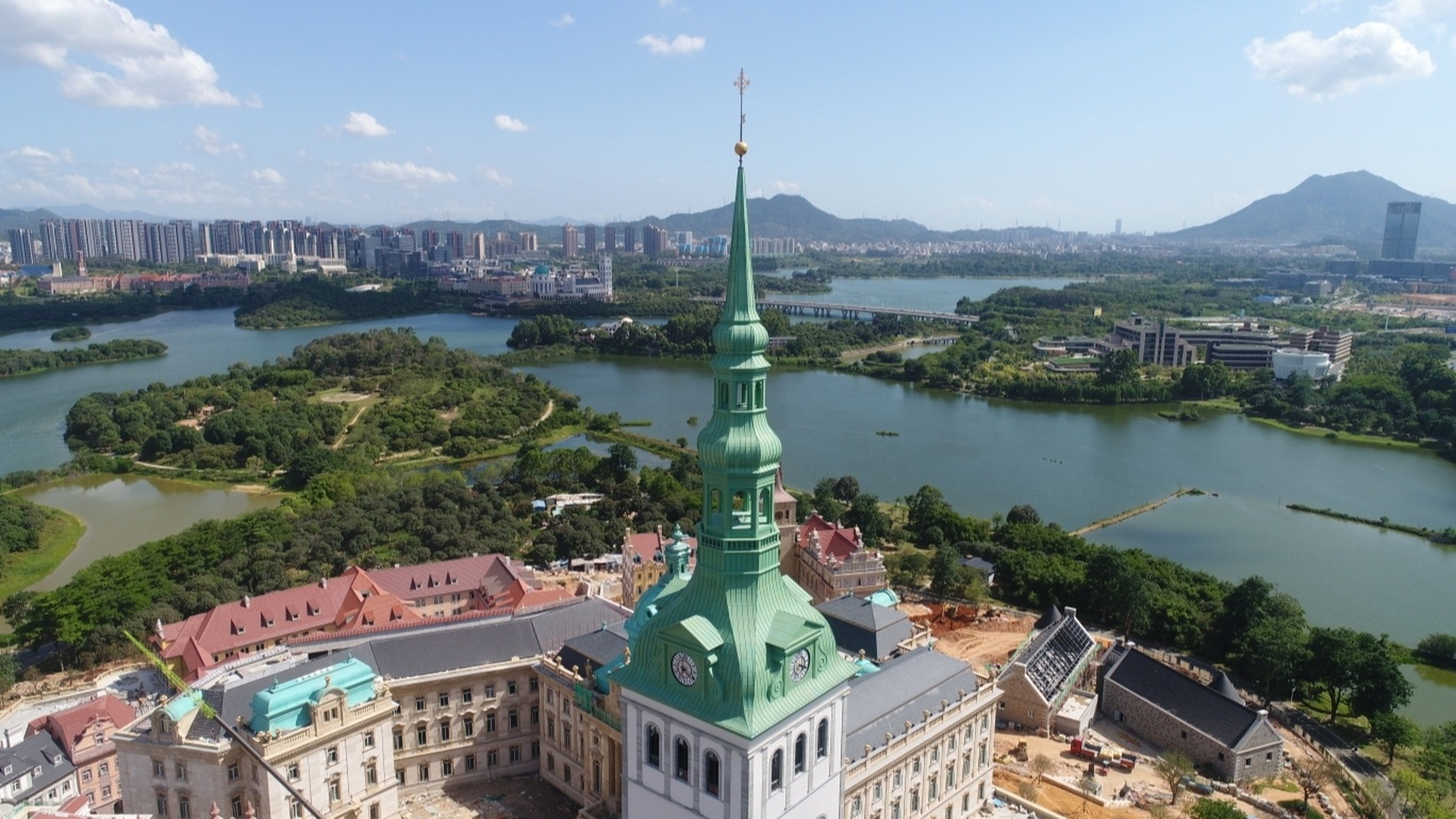 世界最高铜塔……华为大学中心广场塔121米 屹立在华为全球总部…东莞