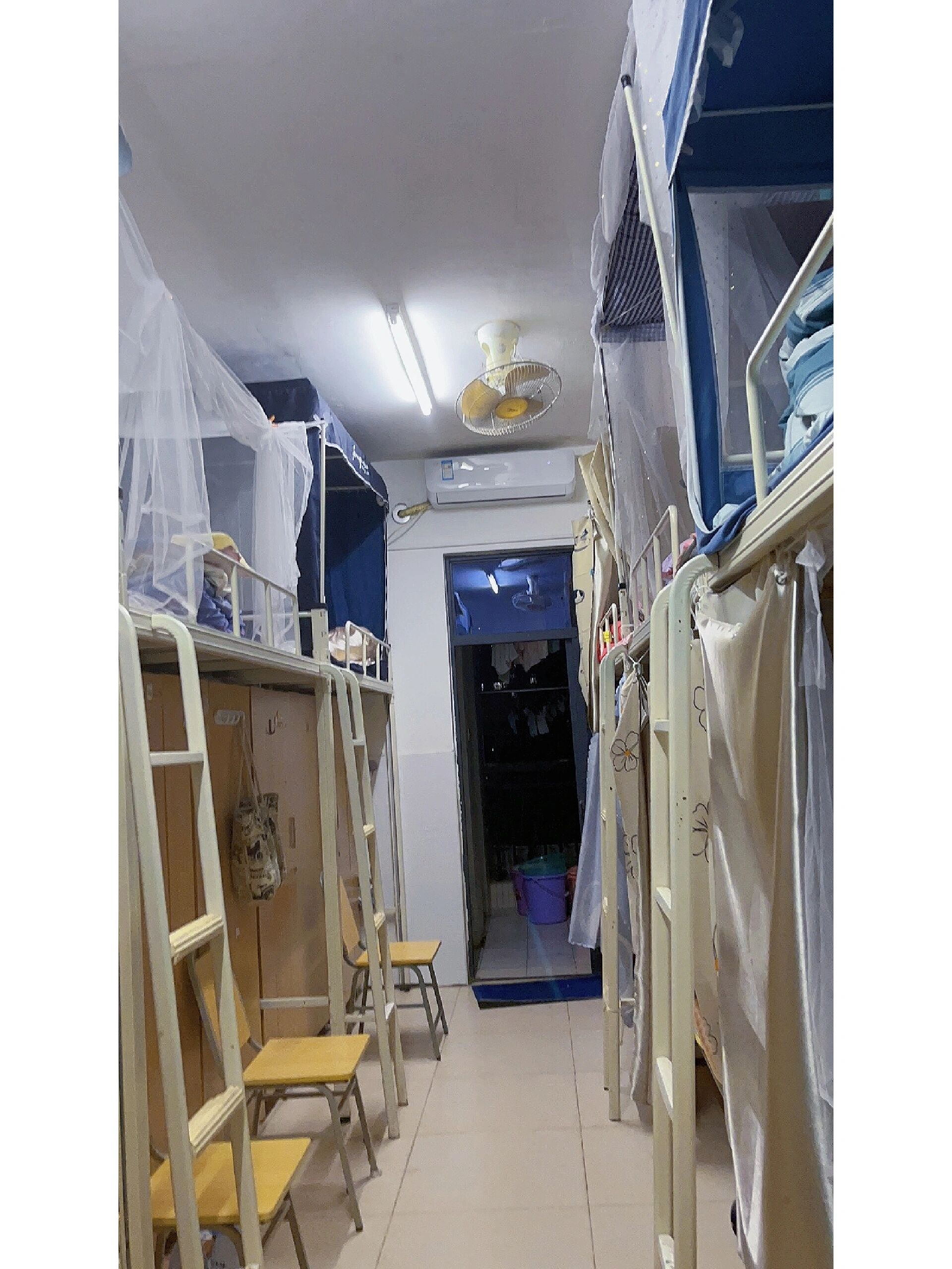惠州卫生职业技术学院 宿舍:上下床(9人间),独立浴室,卫生间,空调